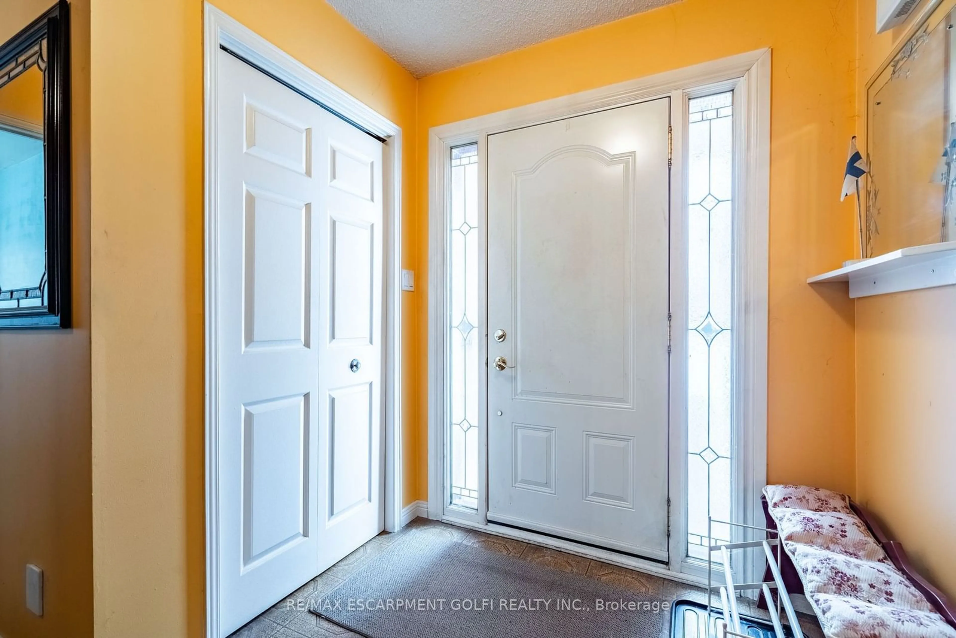 Indoor entryway for 115 Amberly Blvd, Hamilton Ontario L9G 3V2