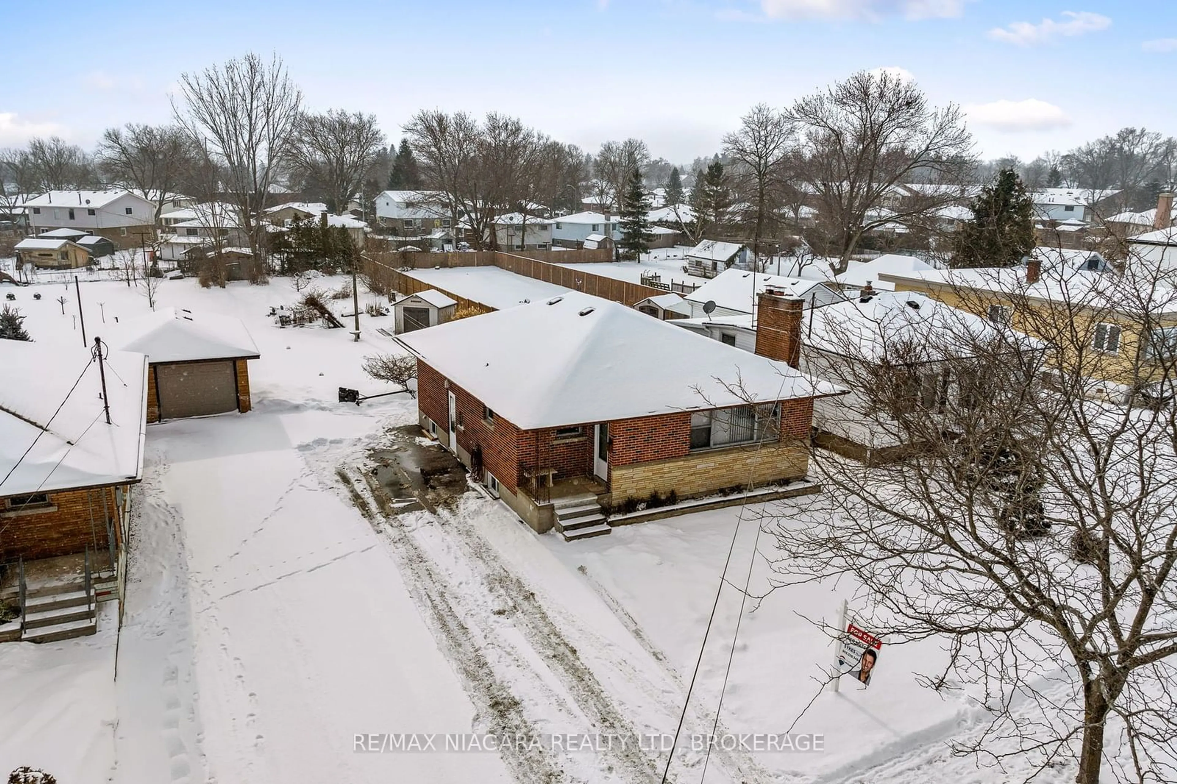 A pic from outside/outdoor area/front of a property/back of a property/a pic from drone, unknown for 5956 CHURCH`S Lane, Niagara Falls Ontario L2J 1Y7