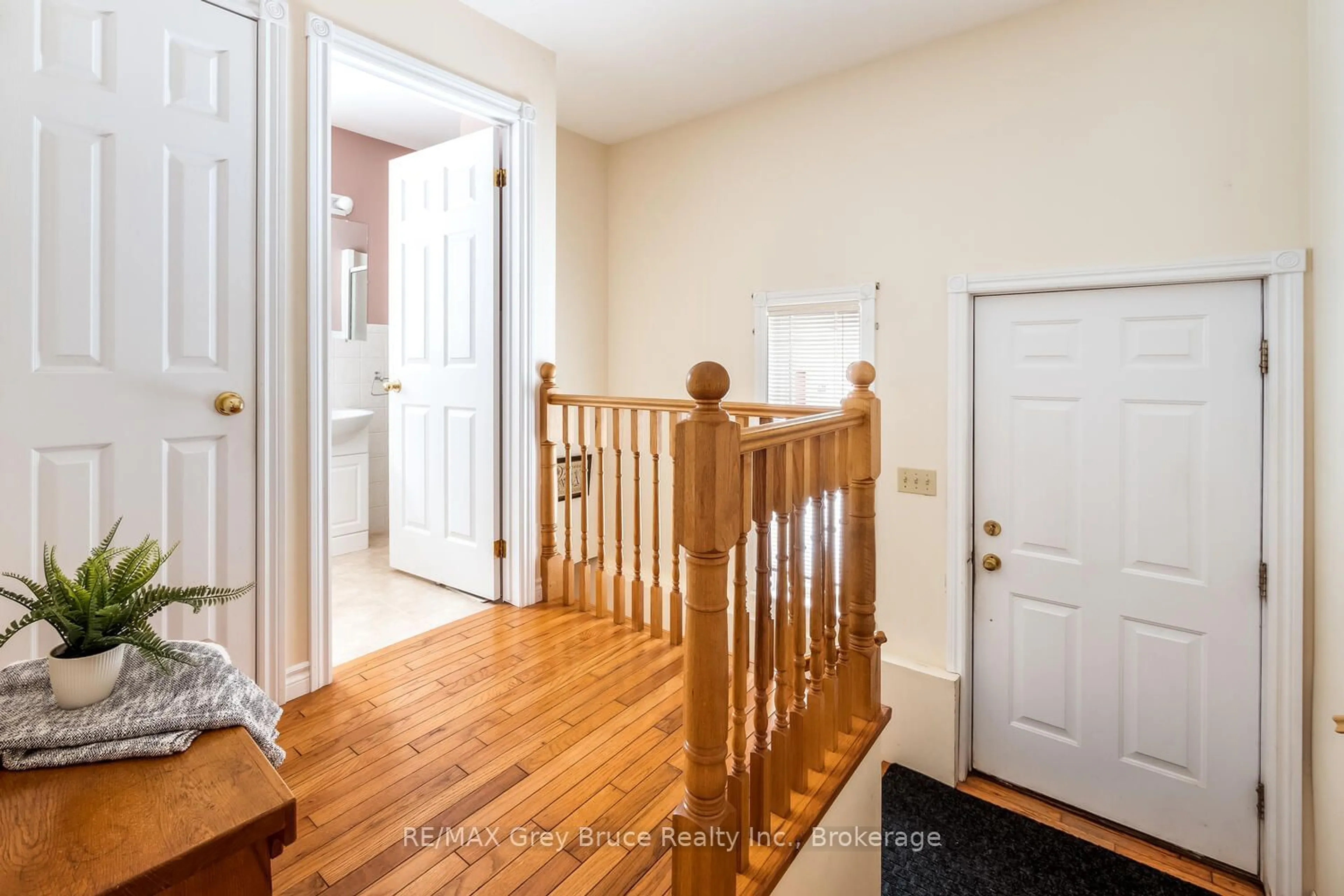 Indoor entryway for 109 Alexandria St St, Georgian Bluffs Ontario N0H 1S0