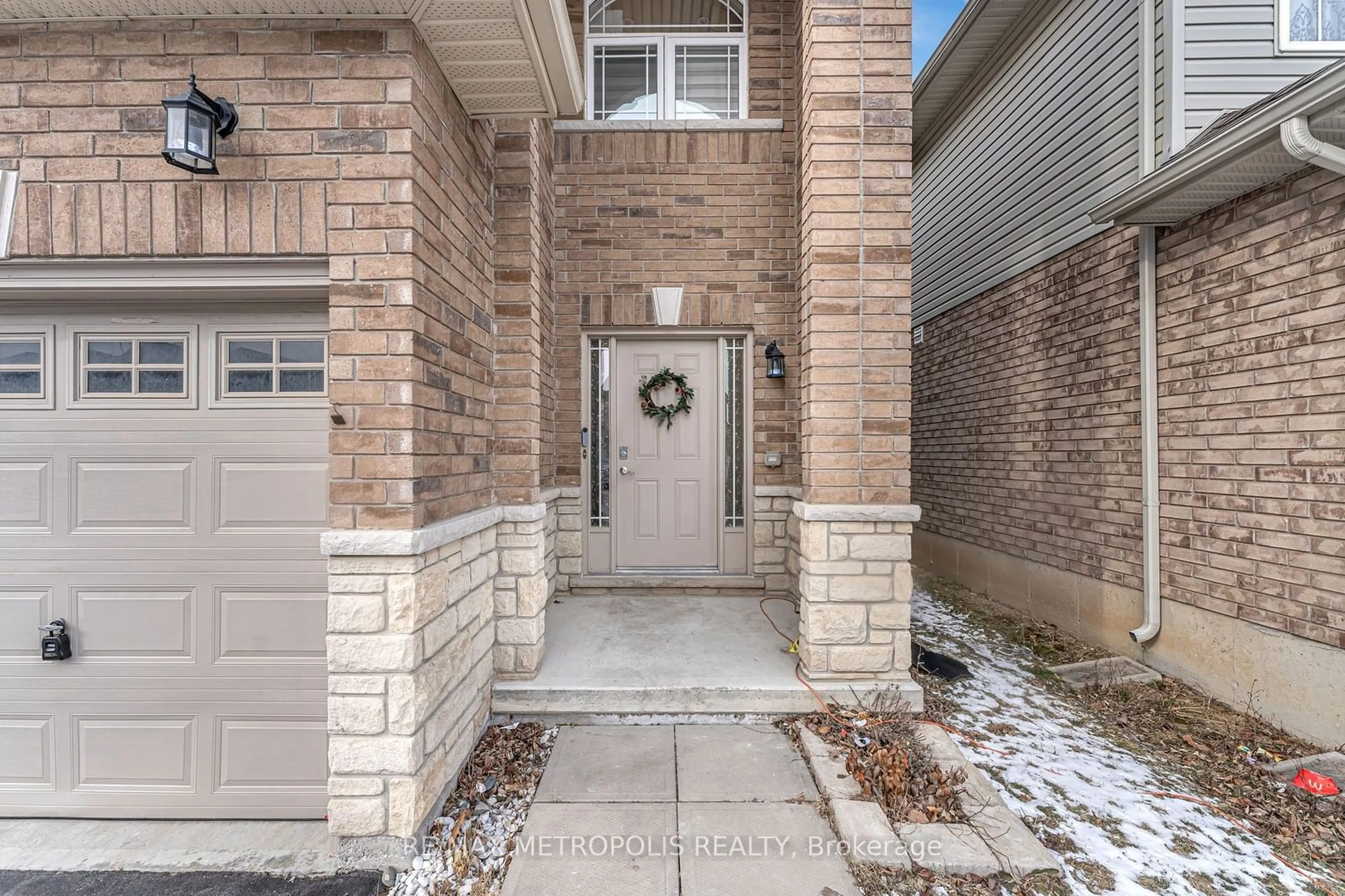 Indoor entryway for 86 KEYSTONE Cres, Hamilton Ontario L0R 1P0