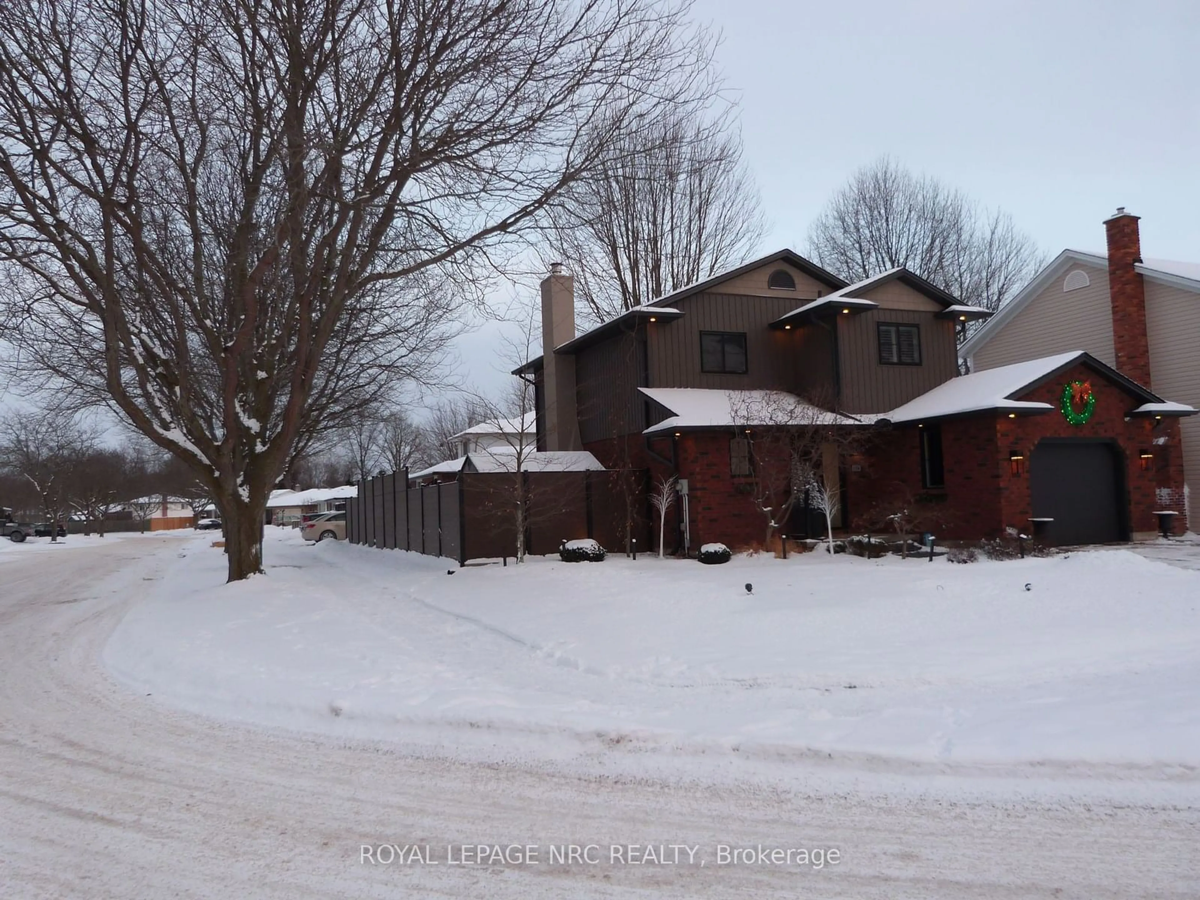 A pic from outside/outdoor area/front of a property/back of a property/a pic from drone, street for 6184 Trillium Cres, Niagara Falls Ontario L2G 7R4