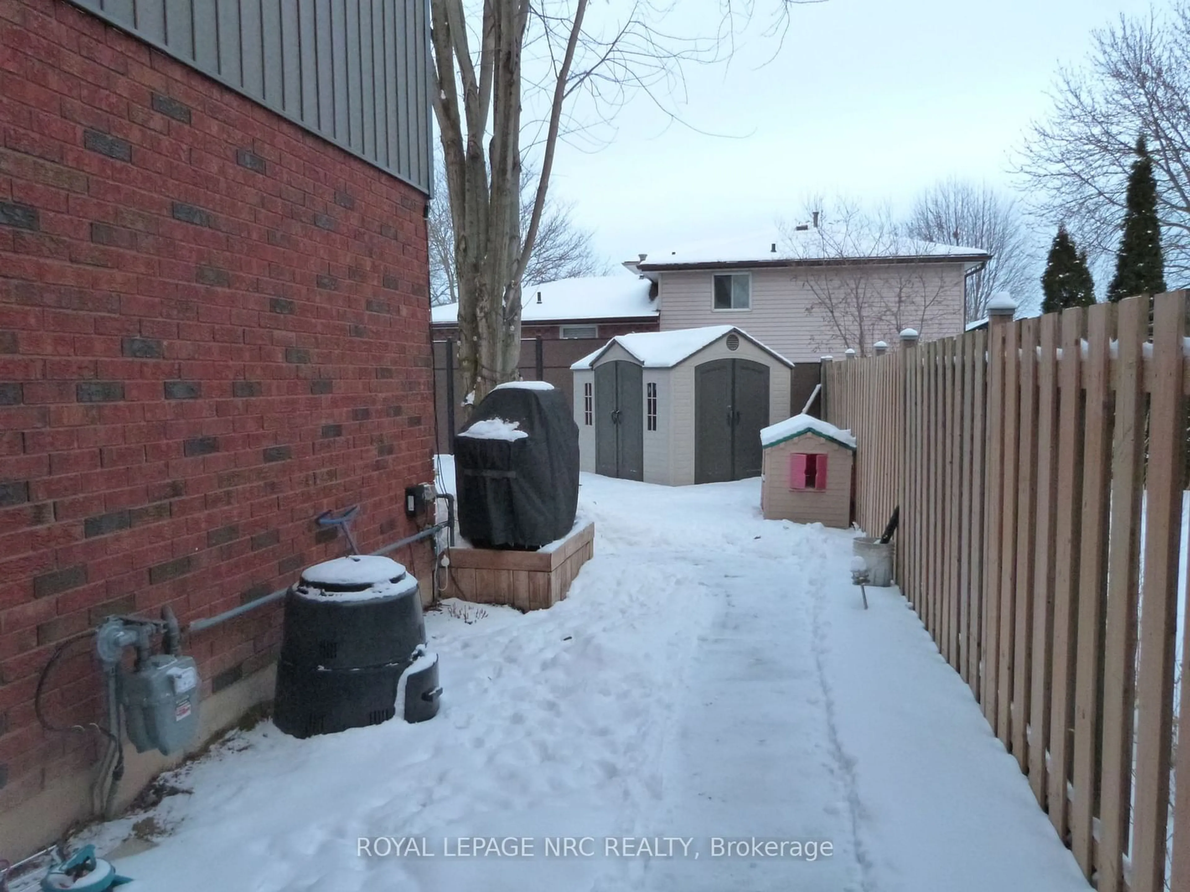 A pic from outside/outdoor area/front of a property/back of a property/a pic from drone, street for 6184 Trillium Cres, Niagara Falls Ontario L2G 7R4