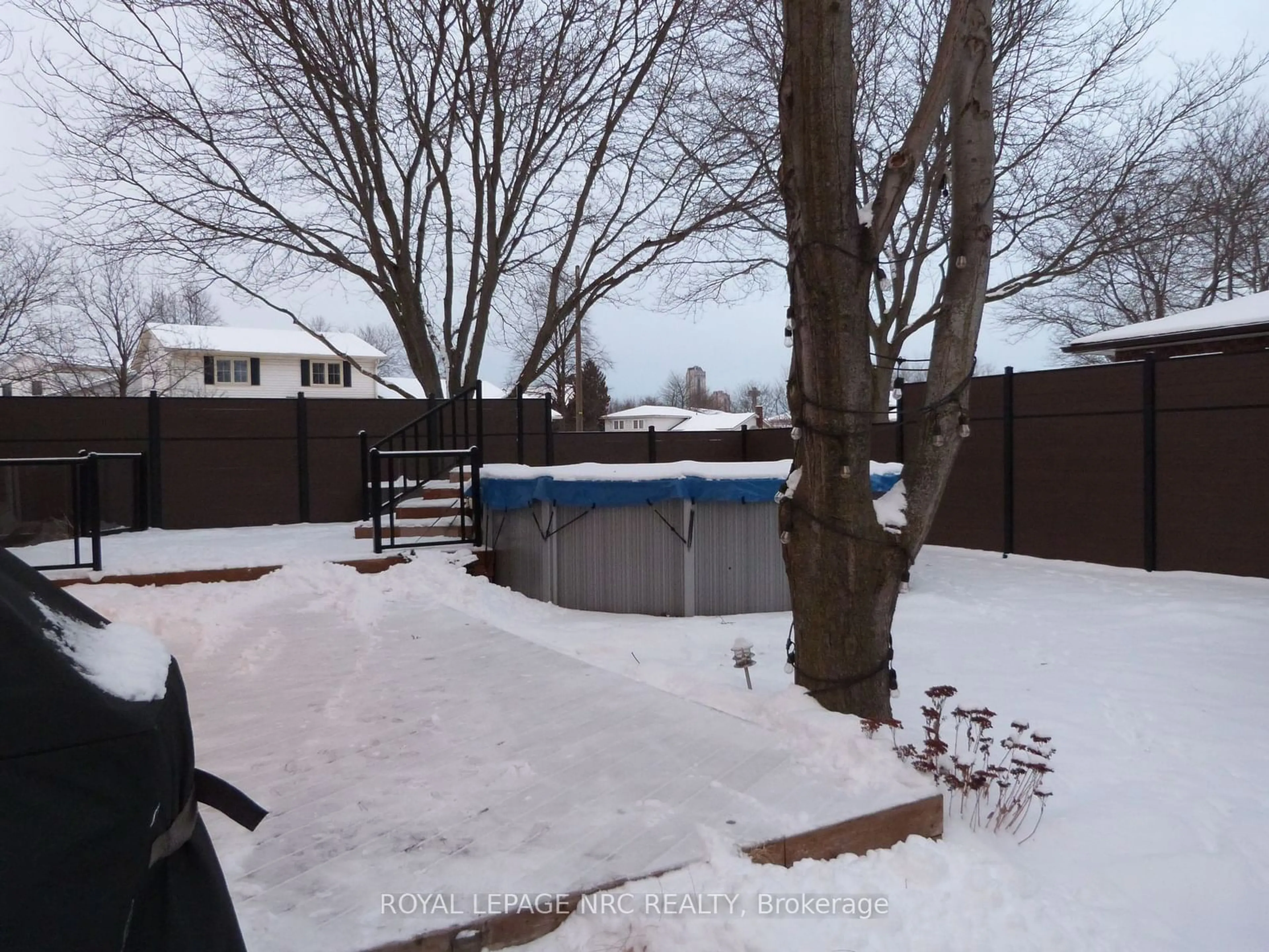 A pic from outside/outdoor area/front of a property/back of a property/a pic from drone, street for 6184 Trillium Cres, Niagara Falls Ontario L2G 7R4