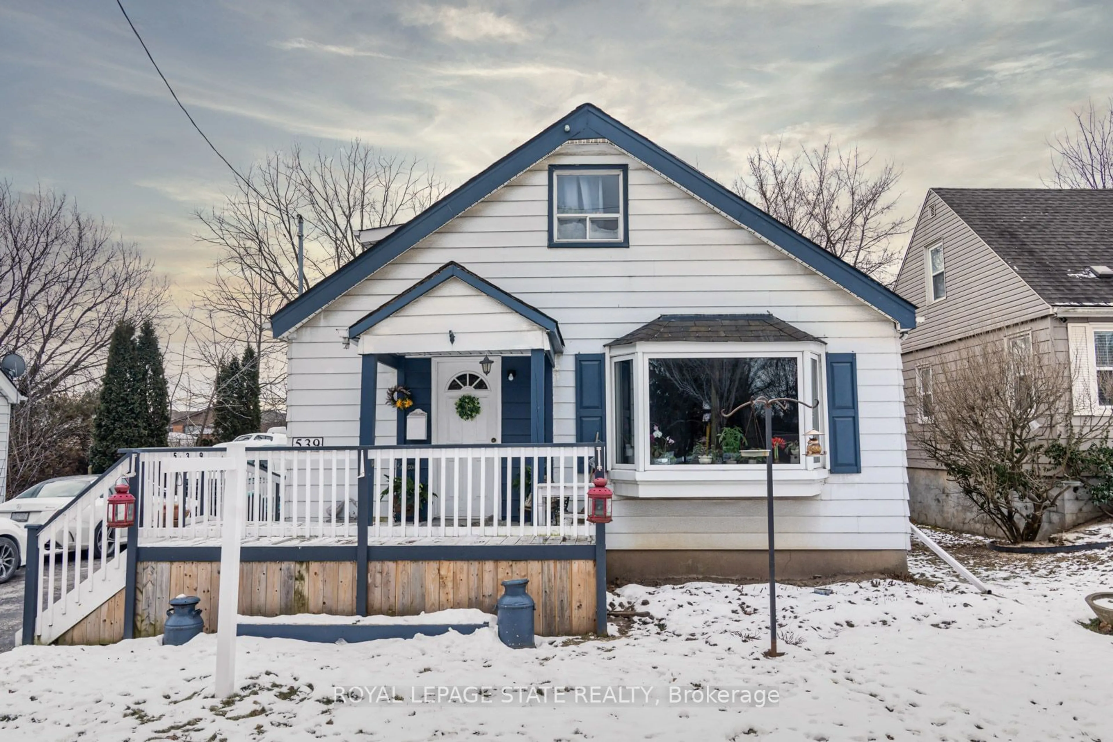 Home with vinyl exterior material, street for 539 Mohawk Rd, Hamilton Ontario L9C 1X5