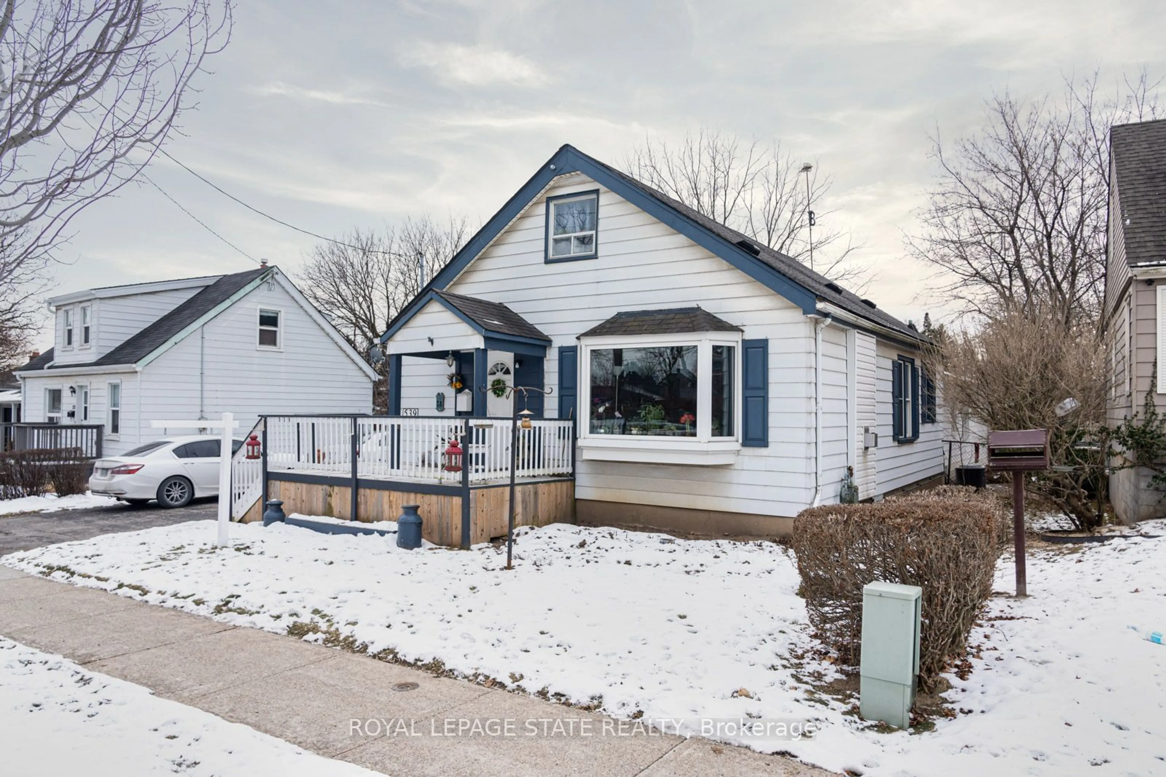 Home with vinyl exterior material, street for 539 Mohawk Rd, Hamilton Ontario L9C 1X5