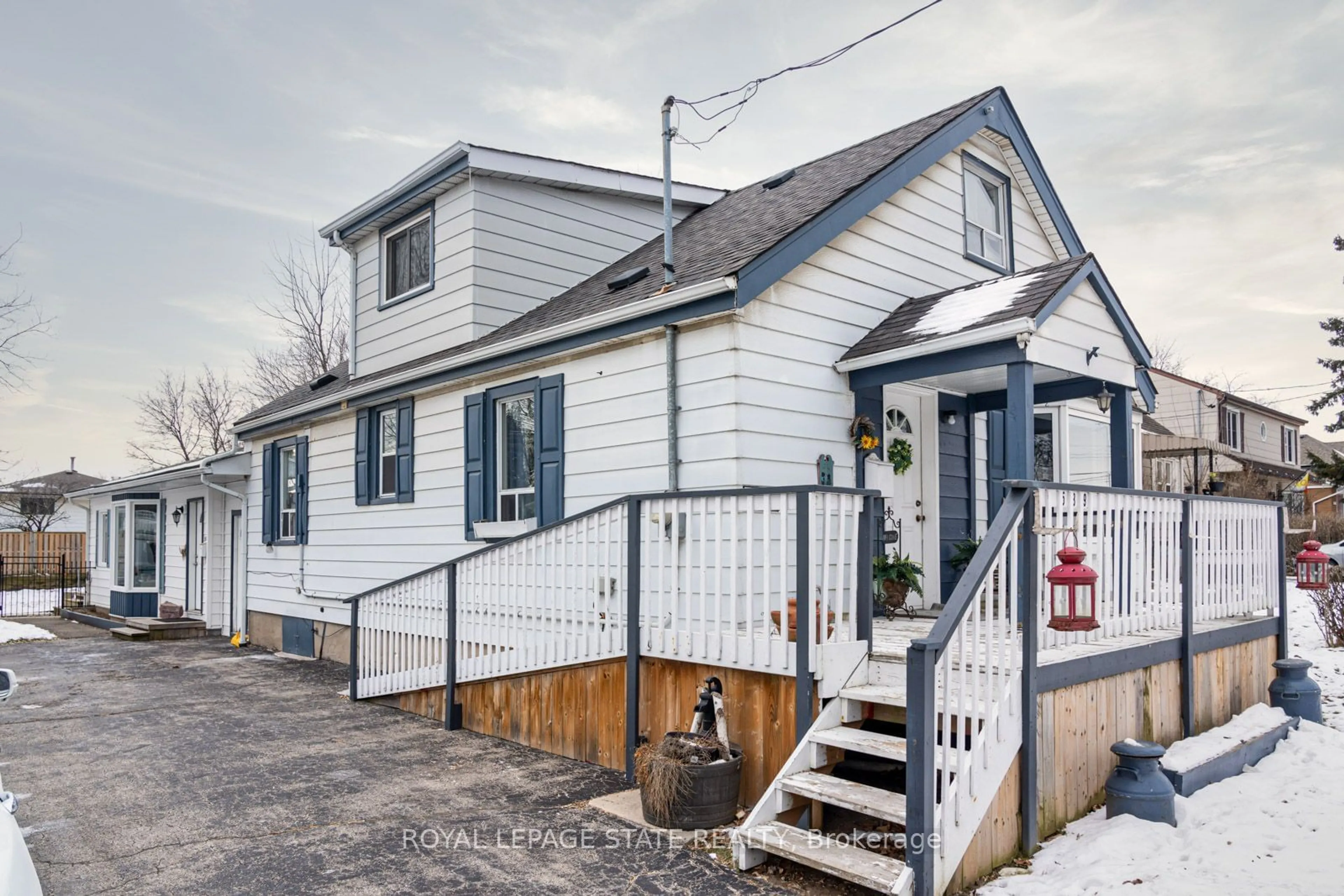 Home with vinyl exterior material, street for 539 Mohawk Rd, Hamilton Ontario L9C 1X5