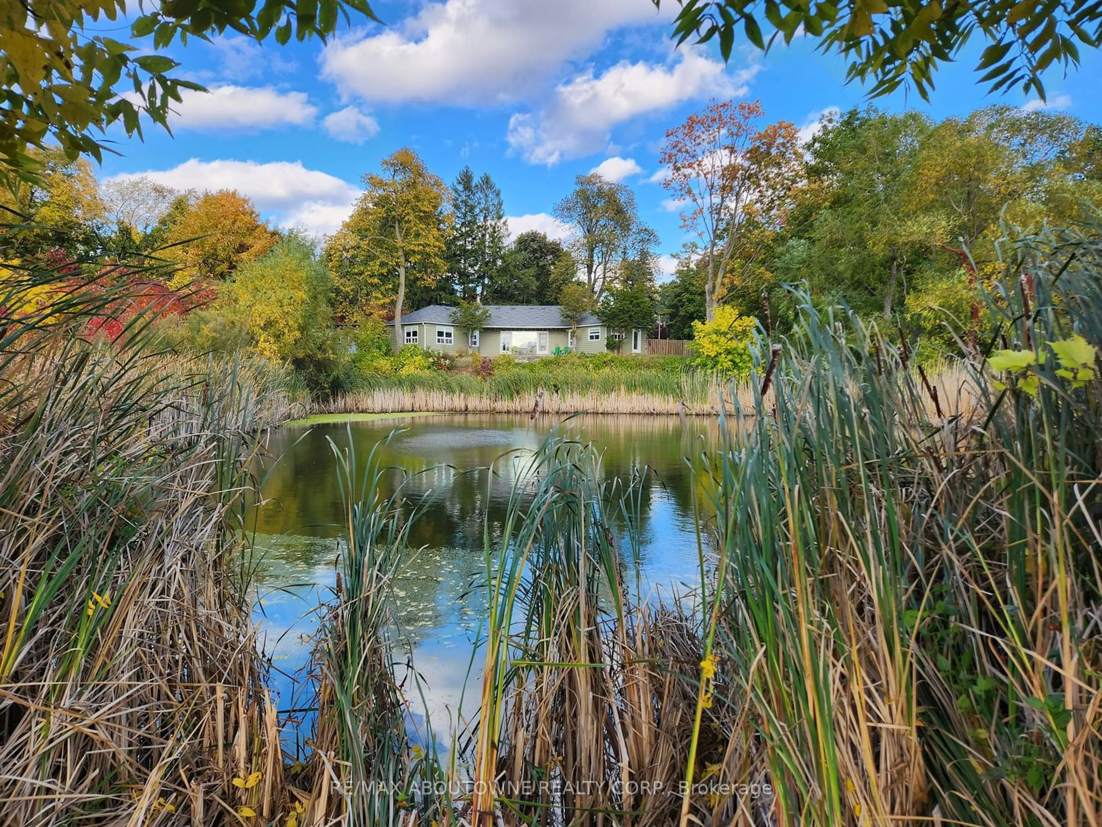 A pic from outside/outdoor area/front of a property/back of a property/a pic from drone, water/lake/river/ocean view for 8 Renwood Pl, Hamilton Ontario L8B 0G6