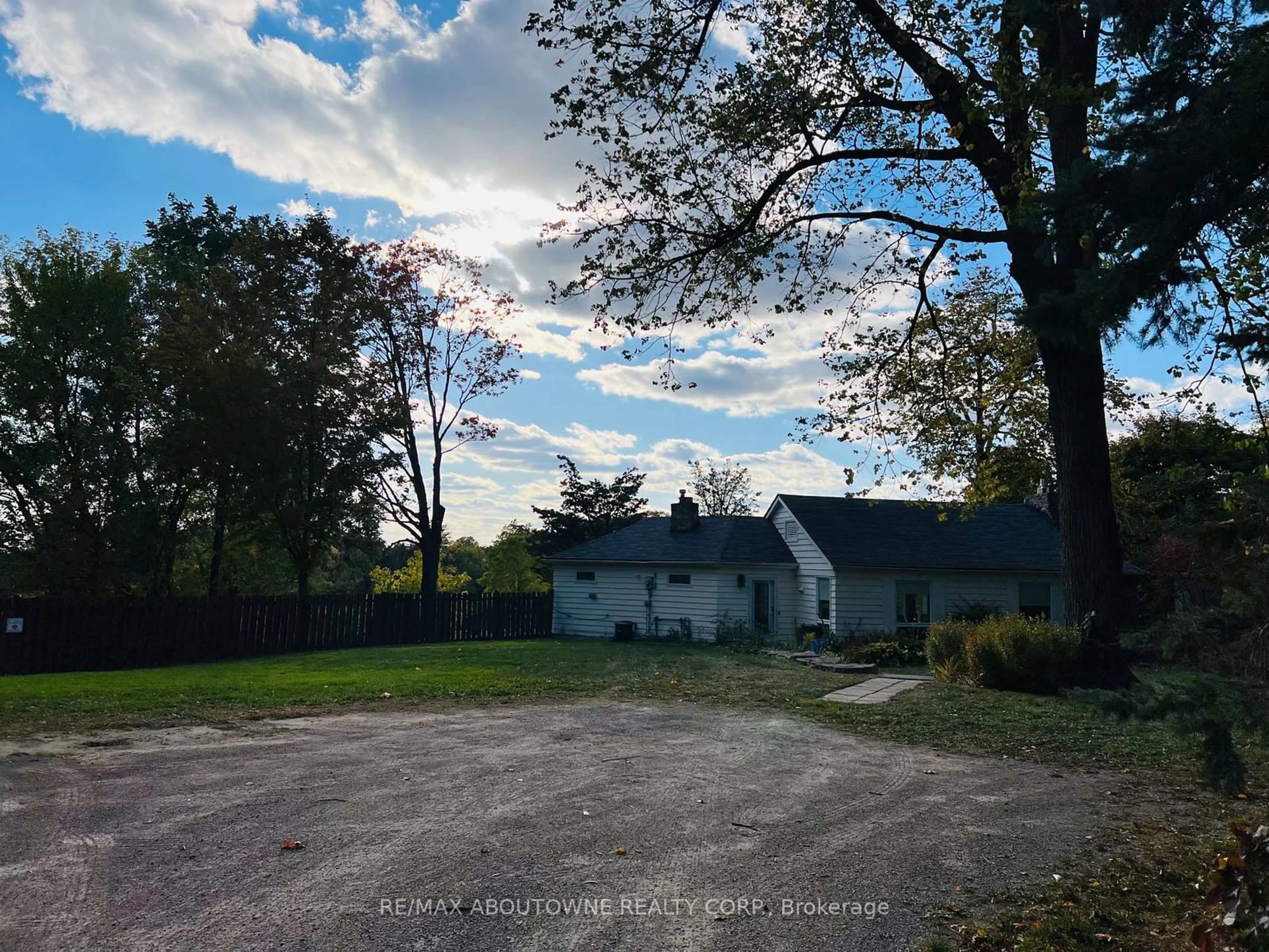 A pic from outside/outdoor area/front of a property/back of a property/a pic from drone, street for 8 Renwood Pl, Hamilton Ontario L8B 0G6