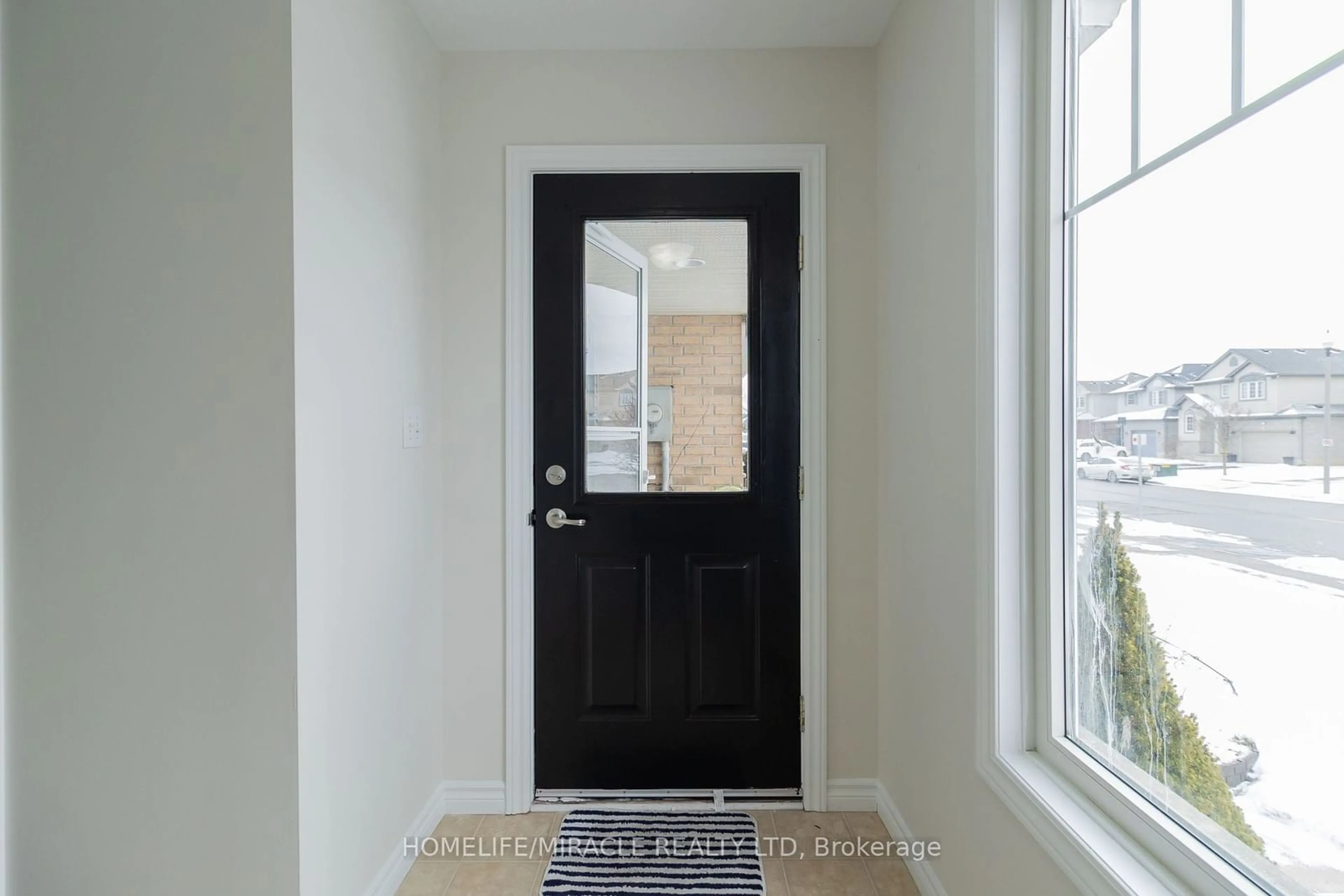 Indoor entryway for 3 Southgate Pkwy, St. Thomas Ontario N5R 6M1