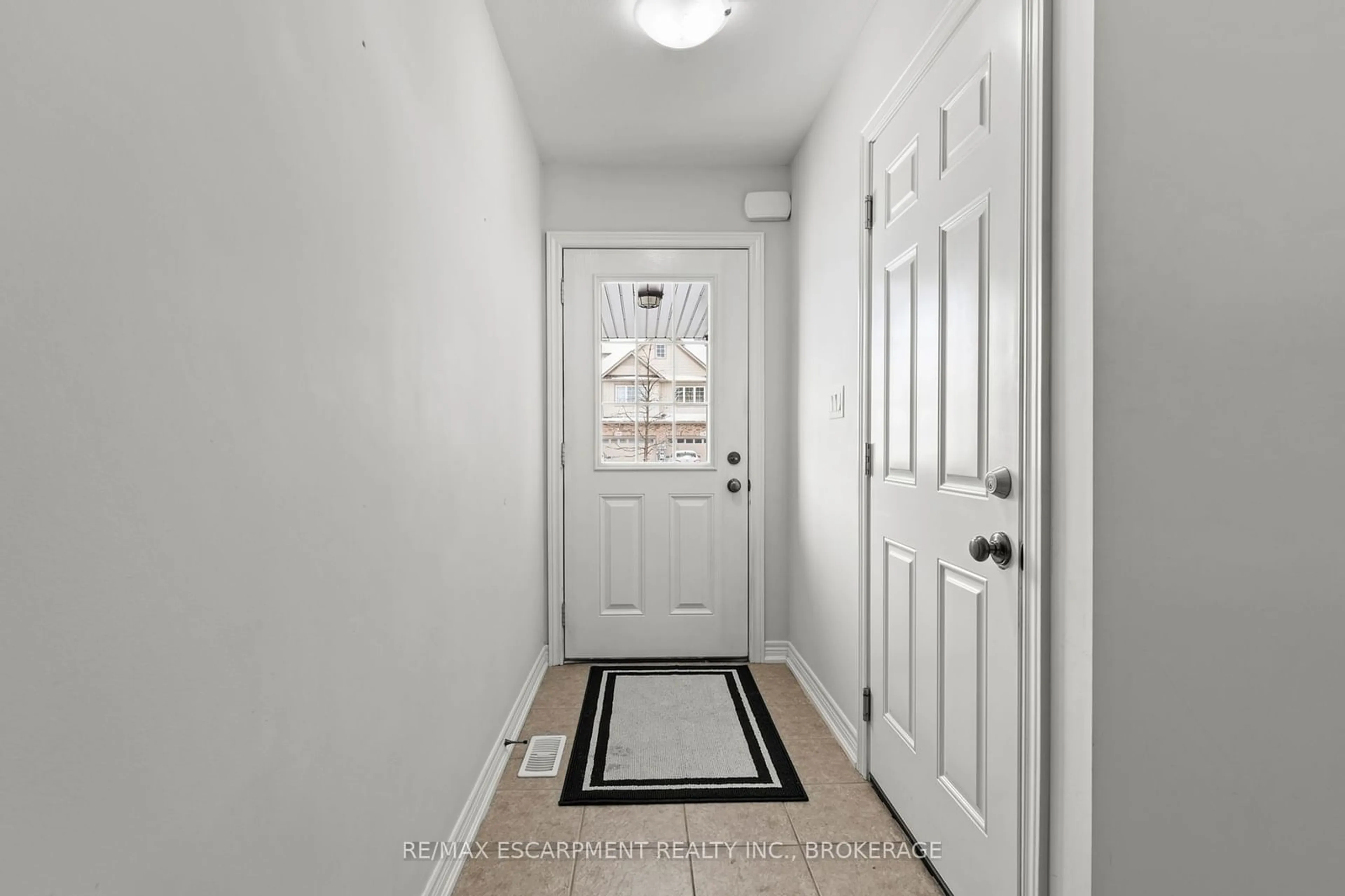 Indoor entryway for 141 Winterberry Blvd, Thorold Ontario L2V 5G6