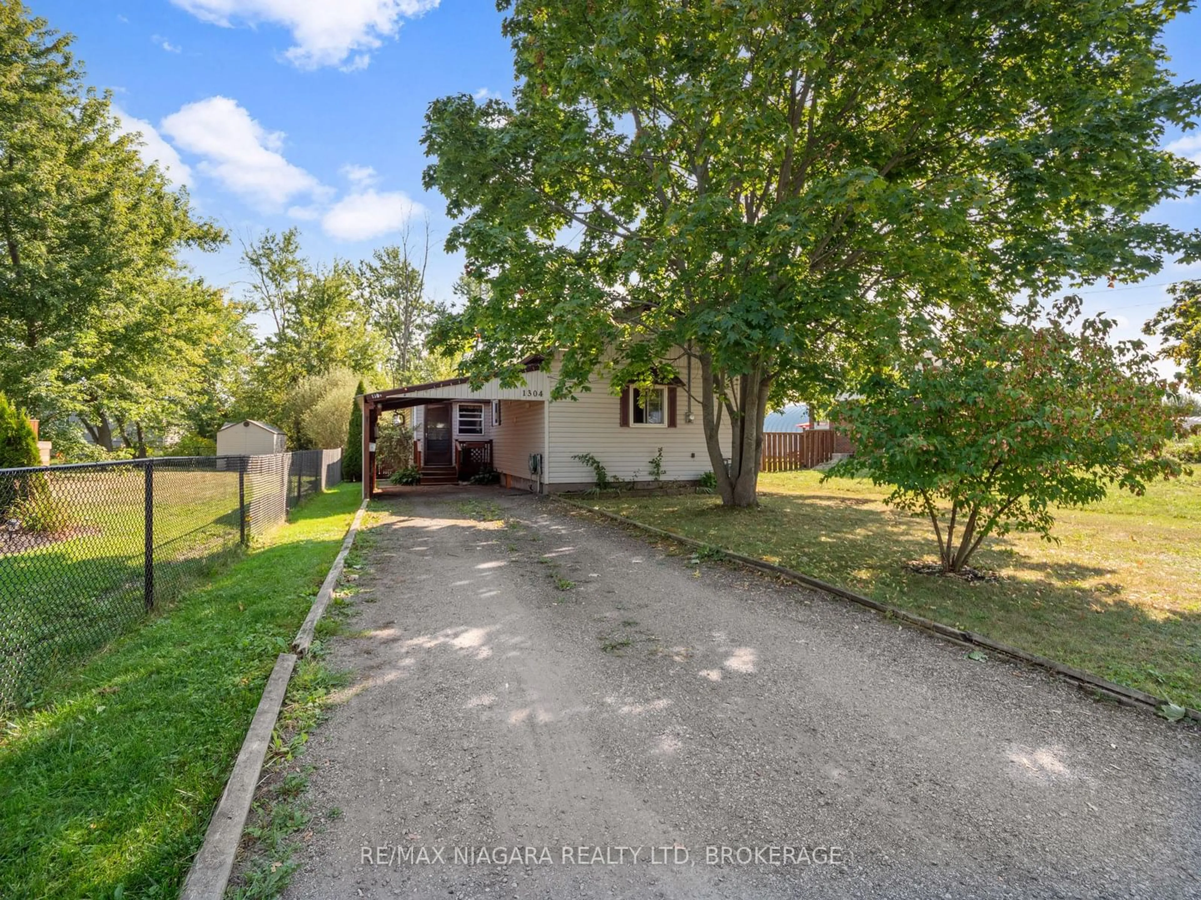 A pic from outside/outdoor area/front of a property/back of a property/a pic from drone, street for 1304 Spears Rd, Fort Erie Ontario L2A 4N3