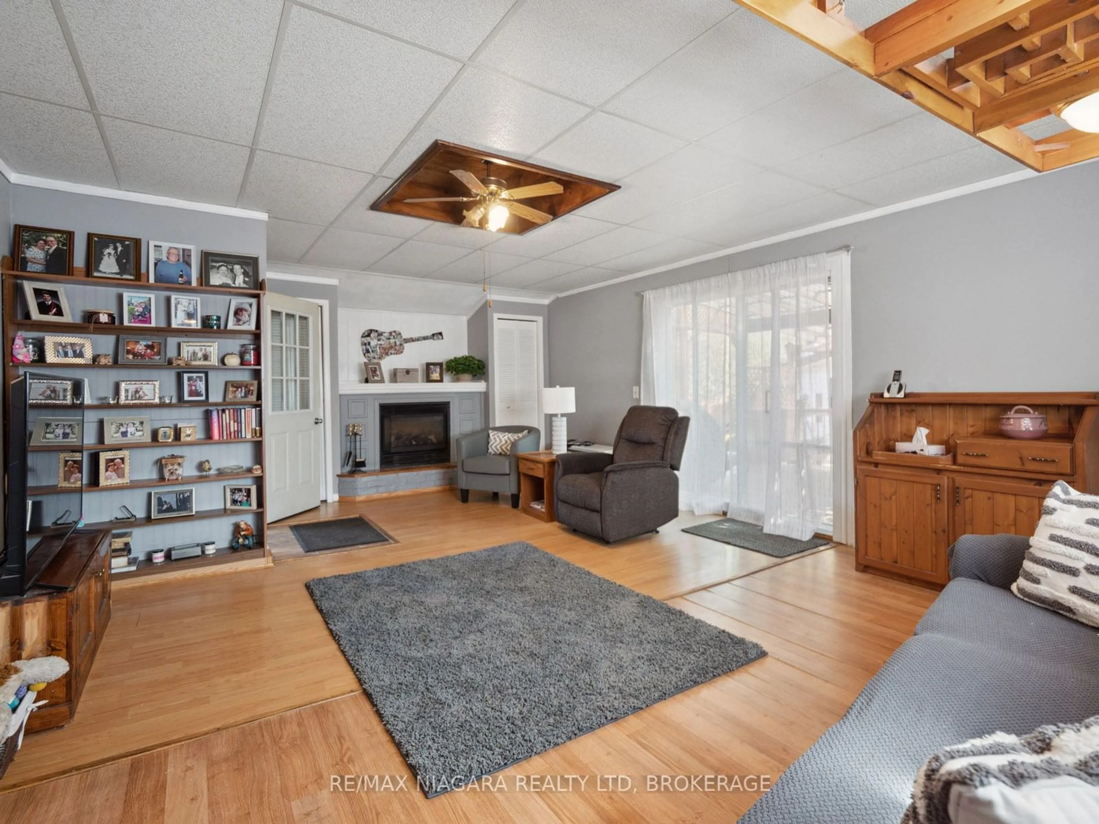 Living room with furniture, wood/laminate floor for 1304 Spears Rd, Fort Erie Ontario L2A 4N3