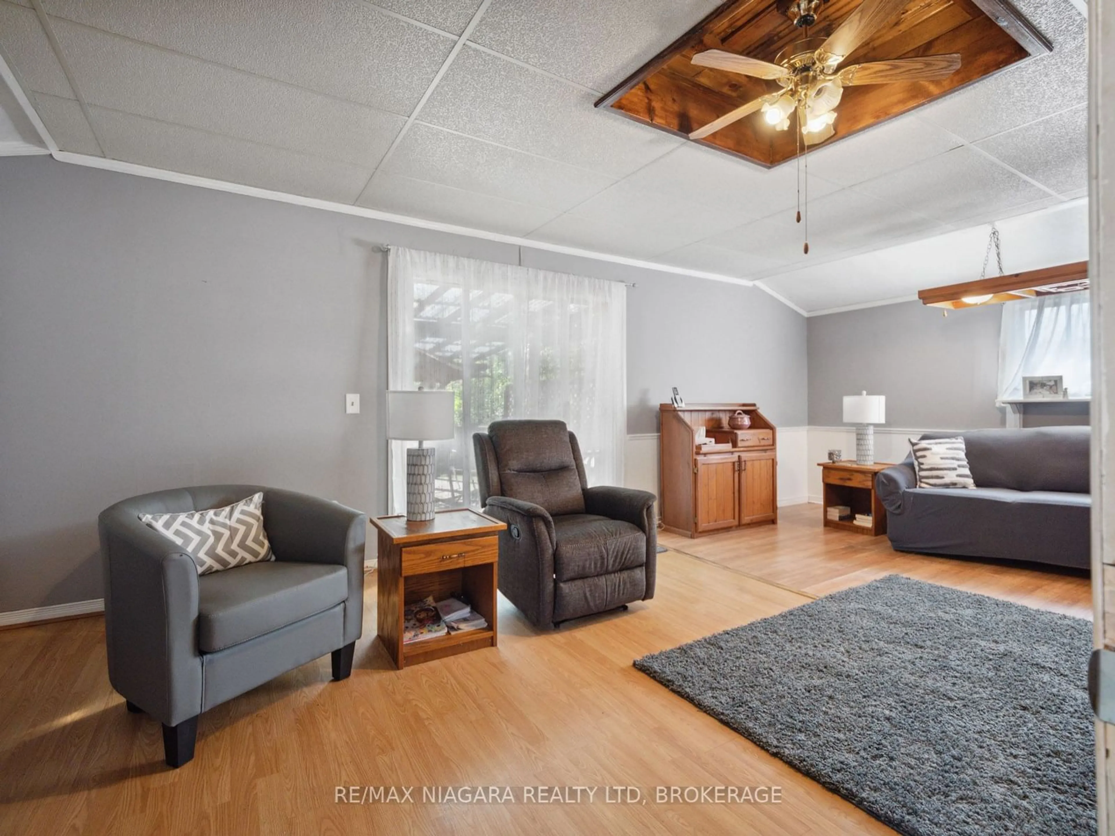 Living room with furniture, wood/laminate floor for 1304 Spears Rd, Fort Erie Ontario L2A 4N3