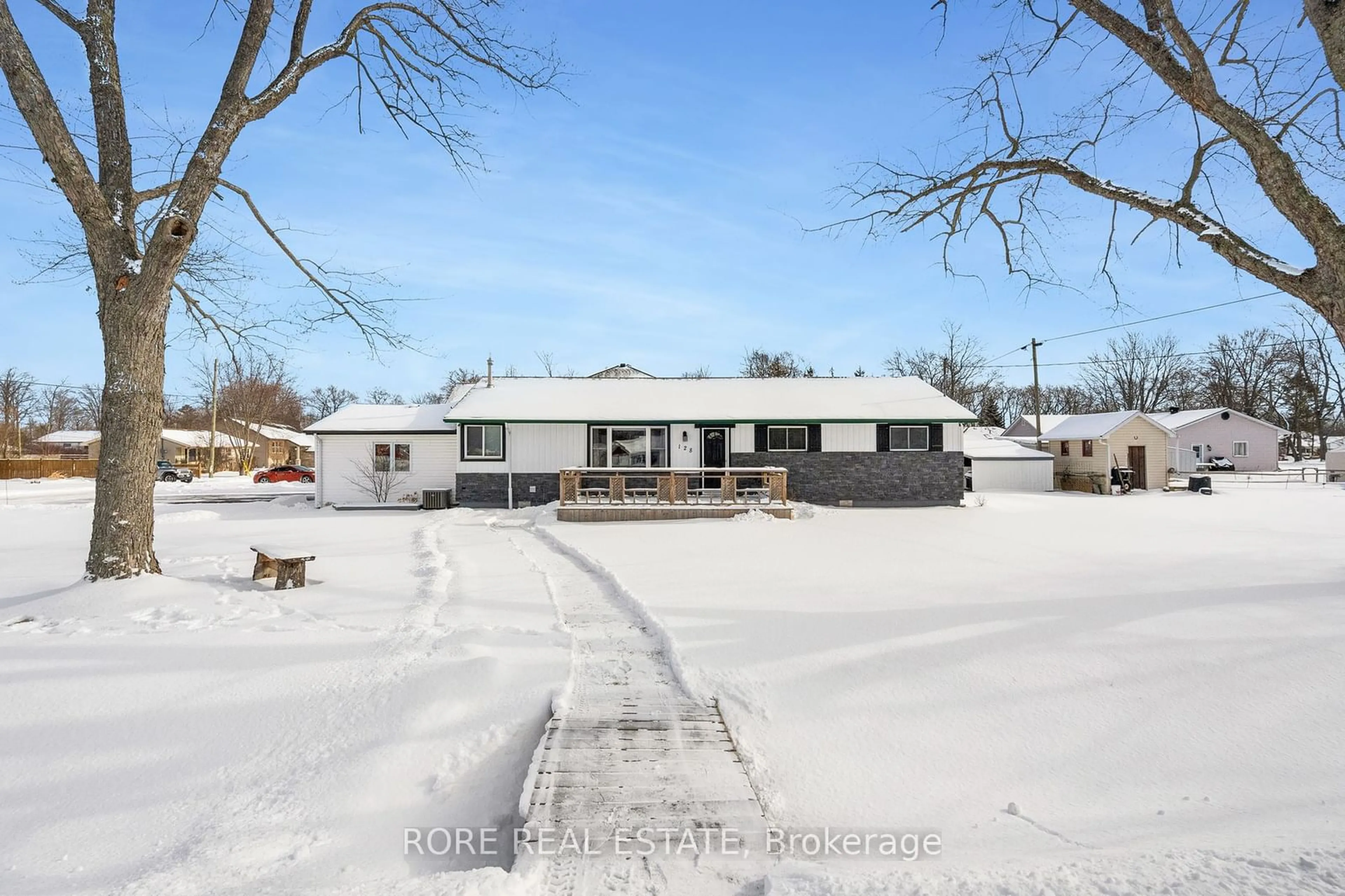 A pic from outside/outdoor area/front of a property/back of a property/a pic from drone, street for 128 Cook Ave, Fort Erie Ontario L0S 1N0