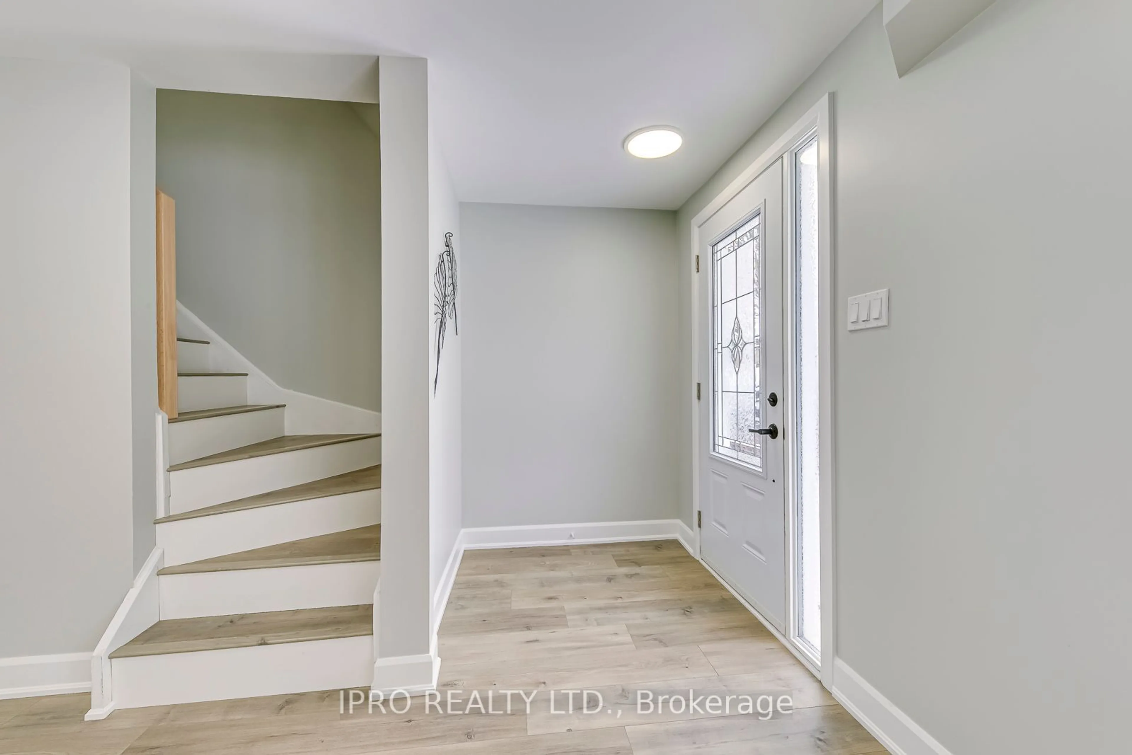 Indoor entryway for 433 Preston Pkwy, Cambridge Ontario N3H 4X3