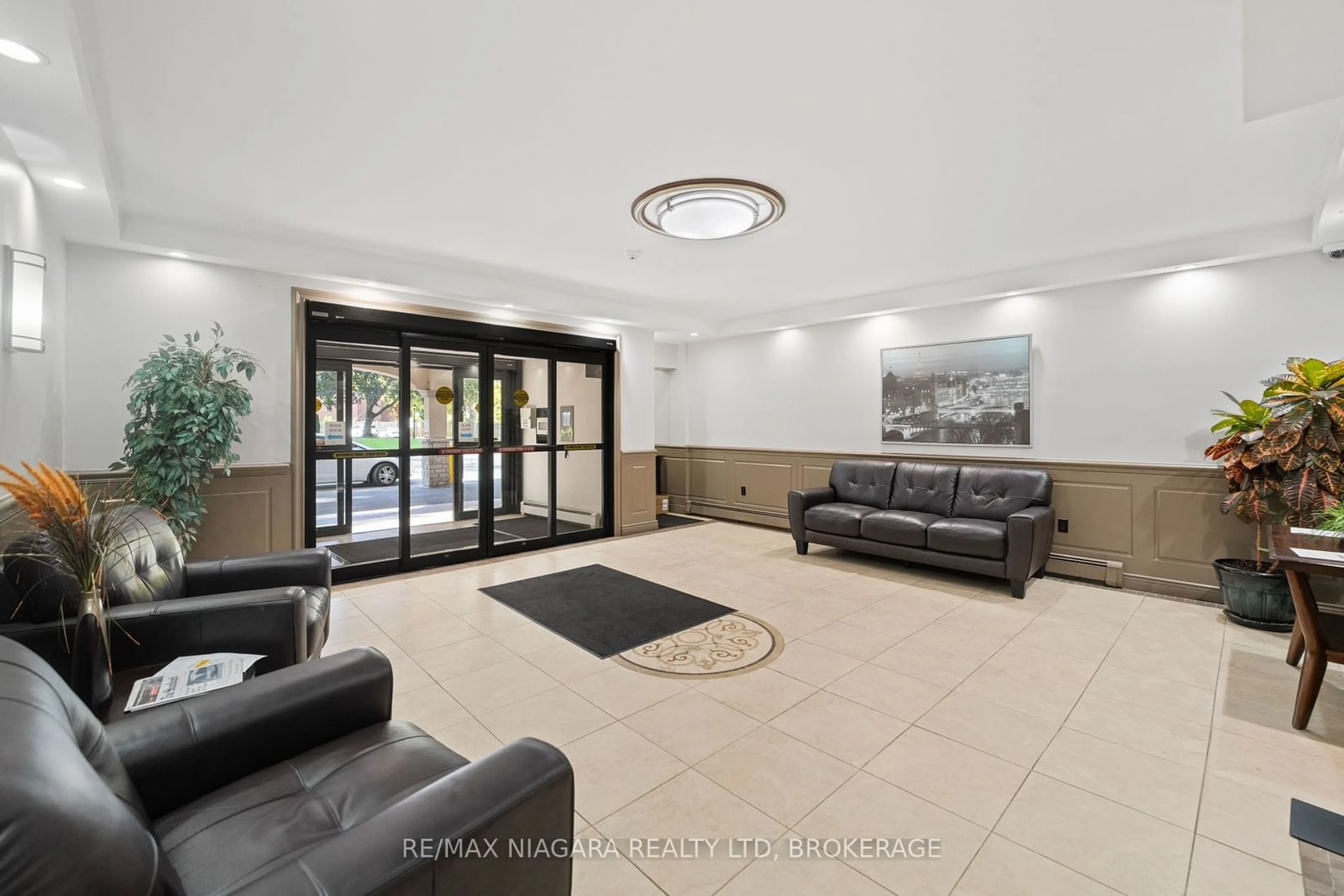 Lobby for 6390 Huggins St #306, Niagara Falls Ontario L2J 1H1