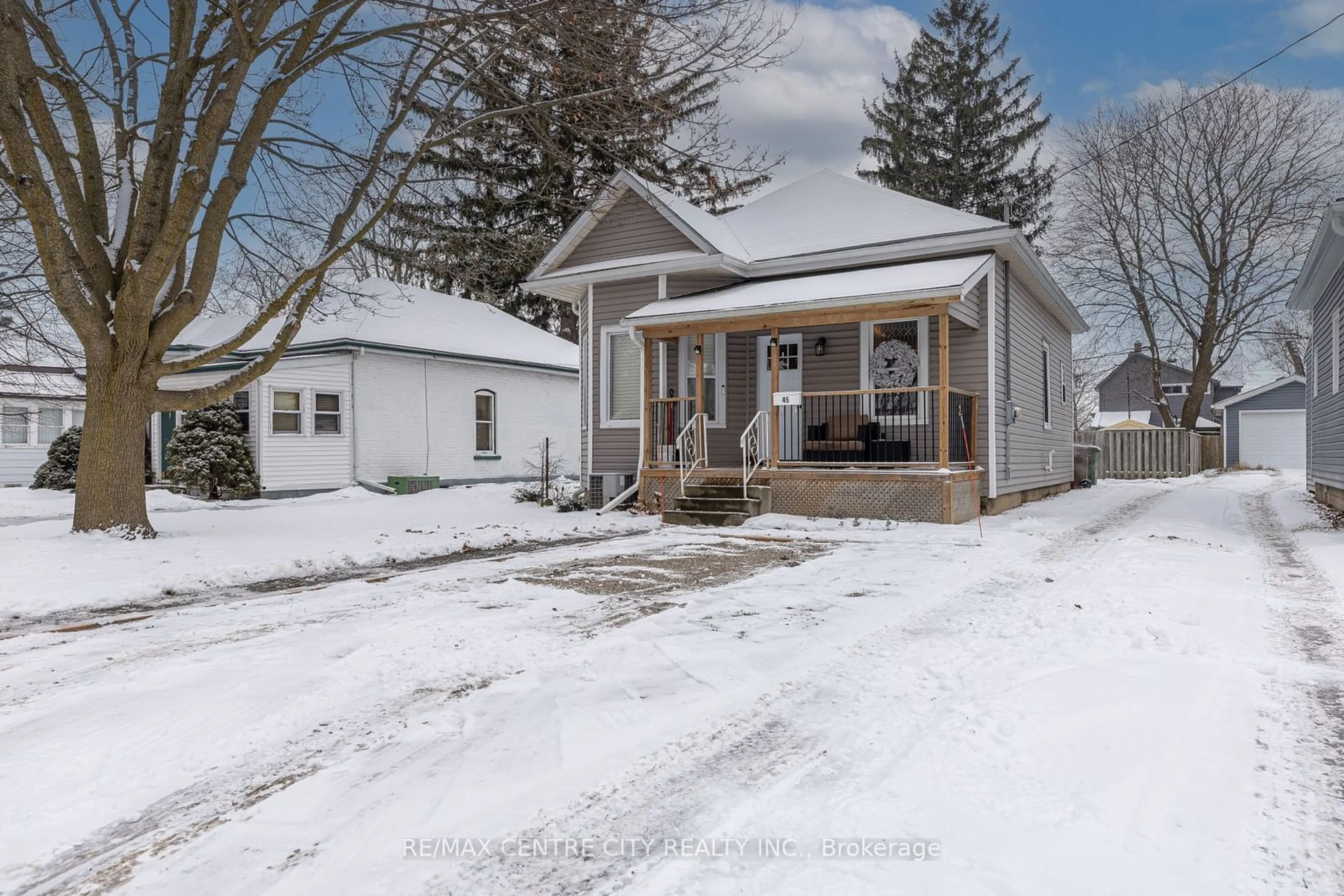 A pic from outside/outdoor area/front of a property/back of a property/a pic from drone, street for 45 Arthur Ave, St. Thomas Ontario N5P 3L4