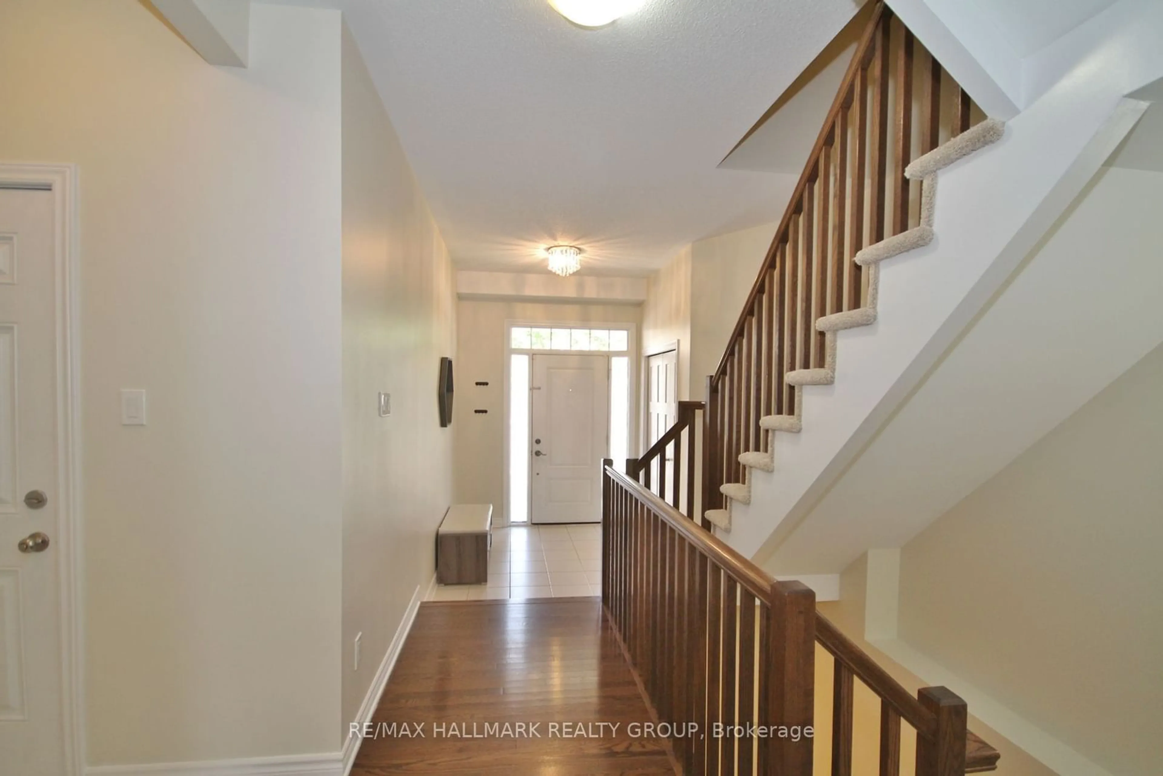 Indoor entryway for 120 Manorwood Cres, Blossom Park - Airport and Area Ontario K1T 0L4