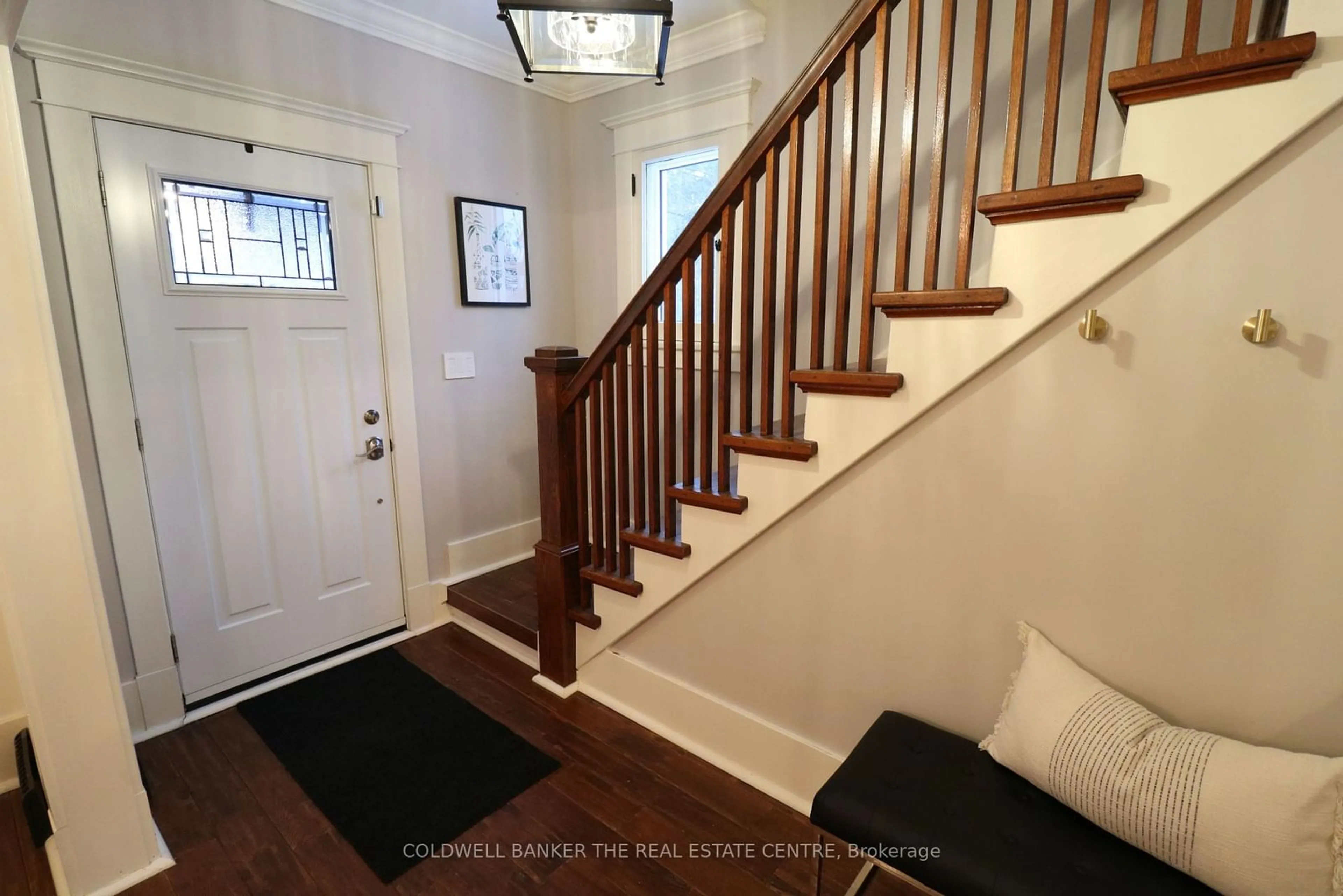 Indoor entryway for 121 West St, West Lincoln Ontario L0R 2A0