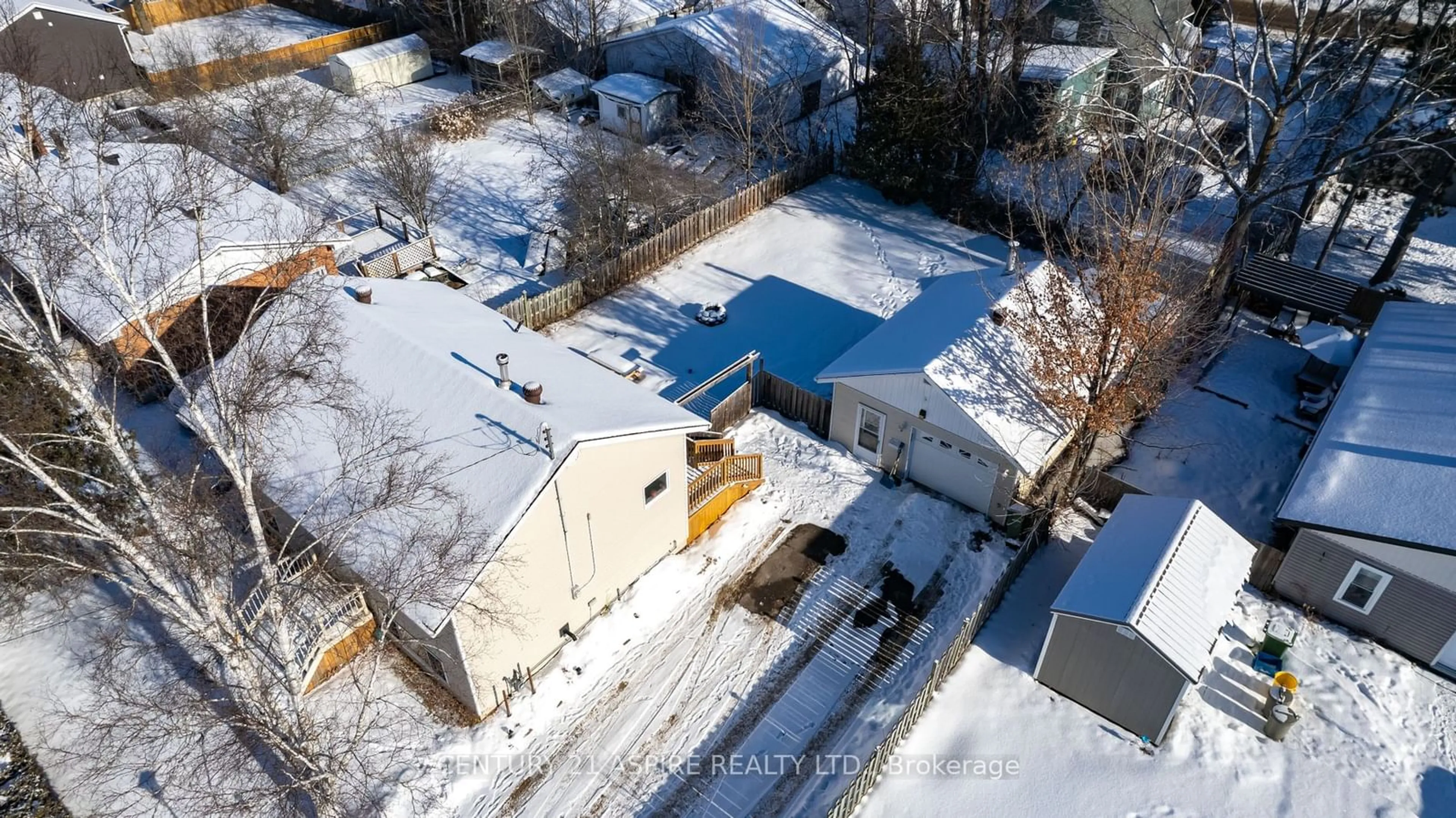 A pic from outside/outdoor area/front of a property/back of a property/a pic from drone, street for 40 Selkirk St, Petawawa Ontario K8H 1P2