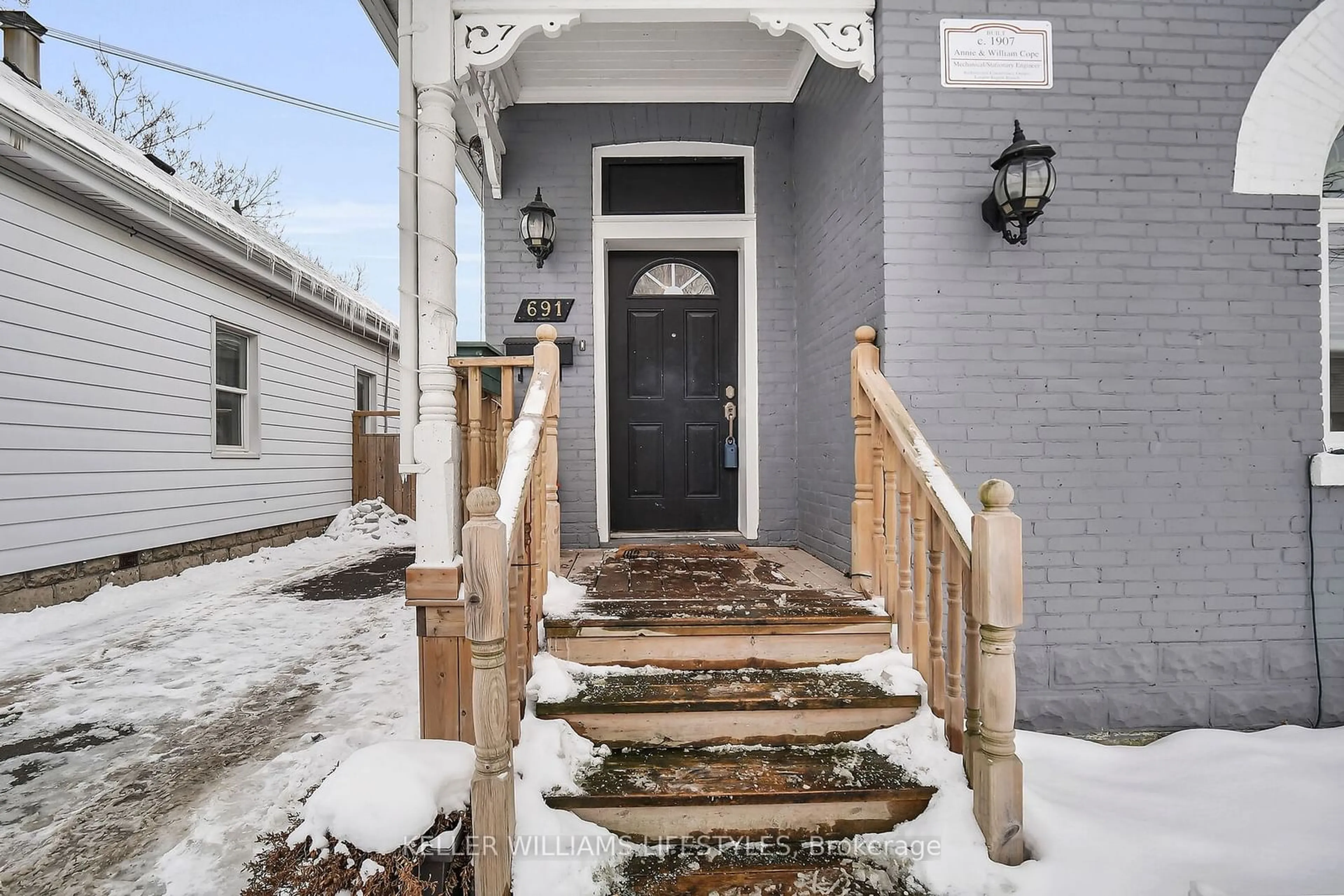 Indoor entryway for 691 Little Grey St, London Ontario N5Z 1N9