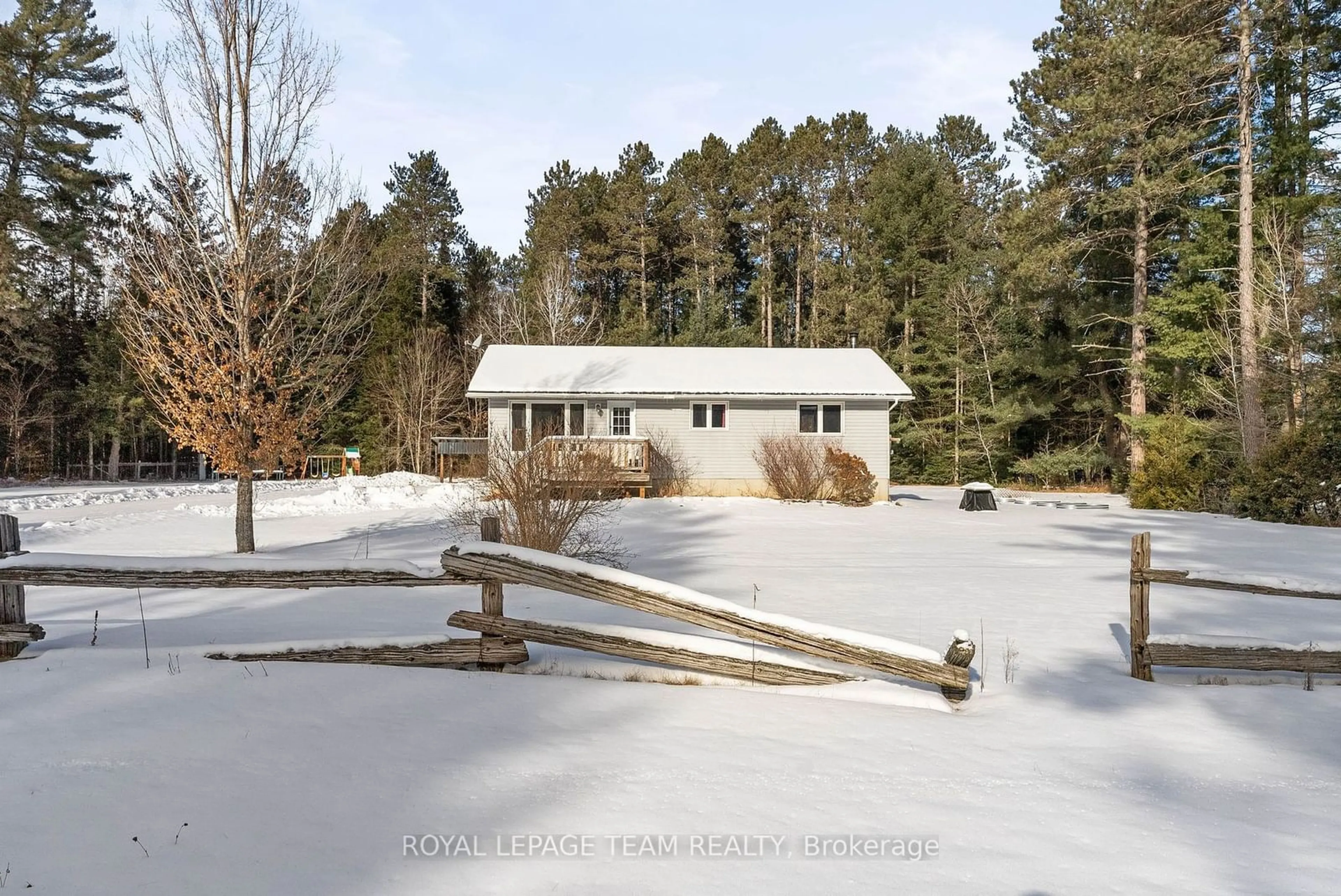 A pic from outside/outdoor area/front of a property/back of a property/a pic from drone, unknown for 522 Pine St, Greater Madawaska Ontario K0J 2R0