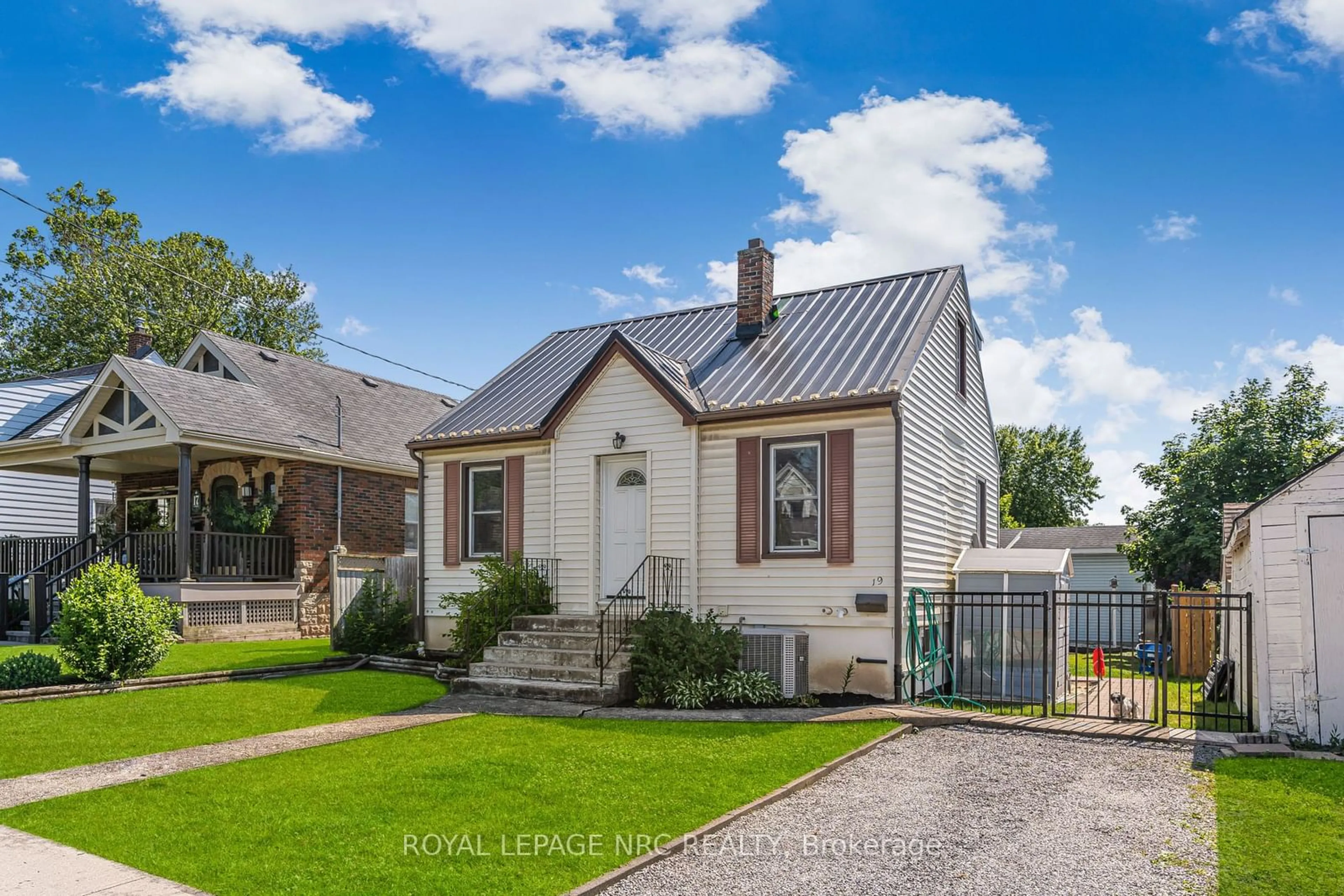 A pic from outside/outdoor area/front of a property/back of a property/a pic from drone, street for 19 CAMPBELL Ave, St. Catharines Ontario L2P 2M3