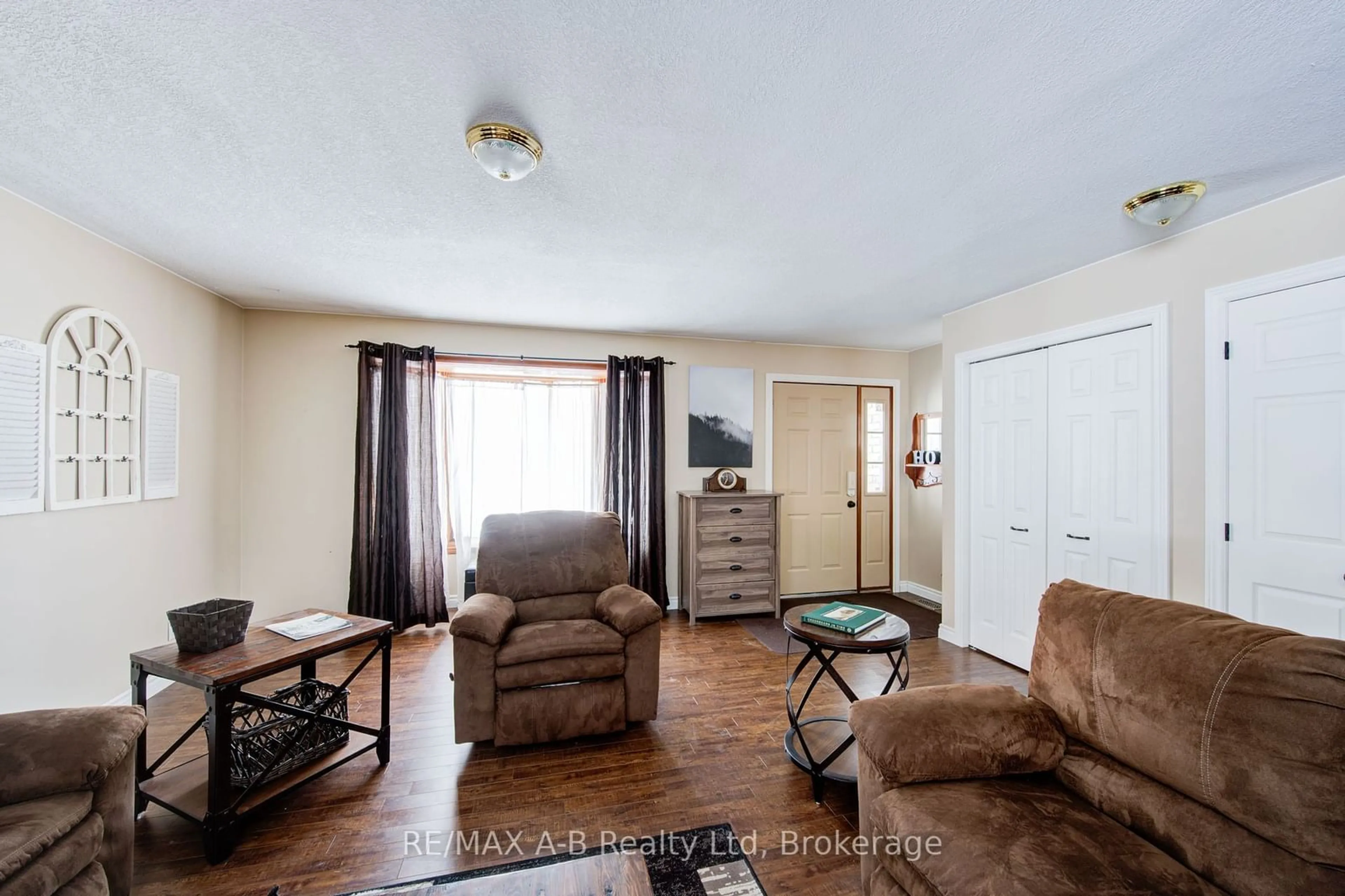 Living room with furniture, unknown for 163 Janelle Dr, East Zorra-Tavistock Ontario N0B 2R0