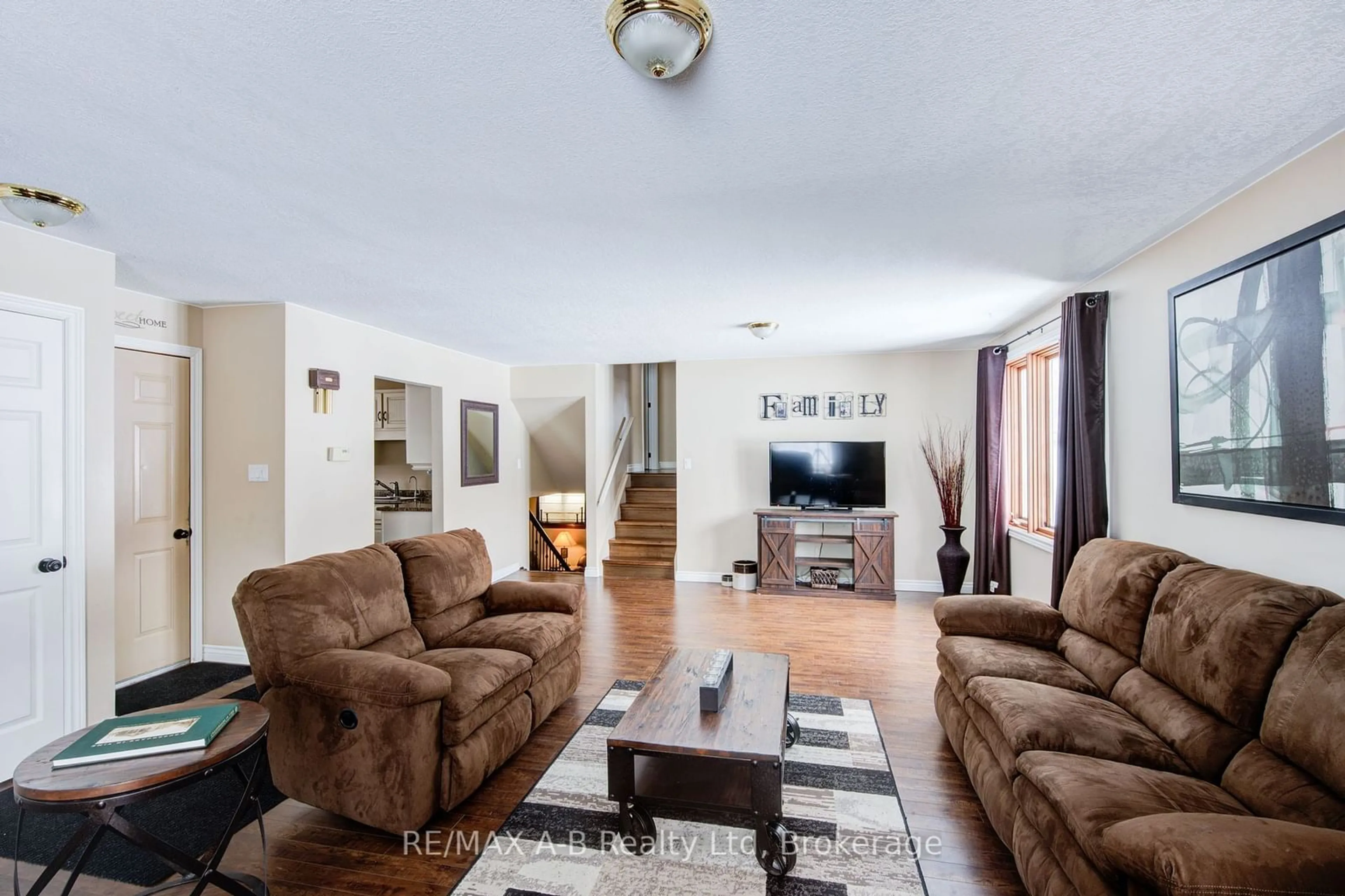 Living room with furniture, unknown for 163 Janelle Dr, East Zorra-Tavistock Ontario N0B 2R0