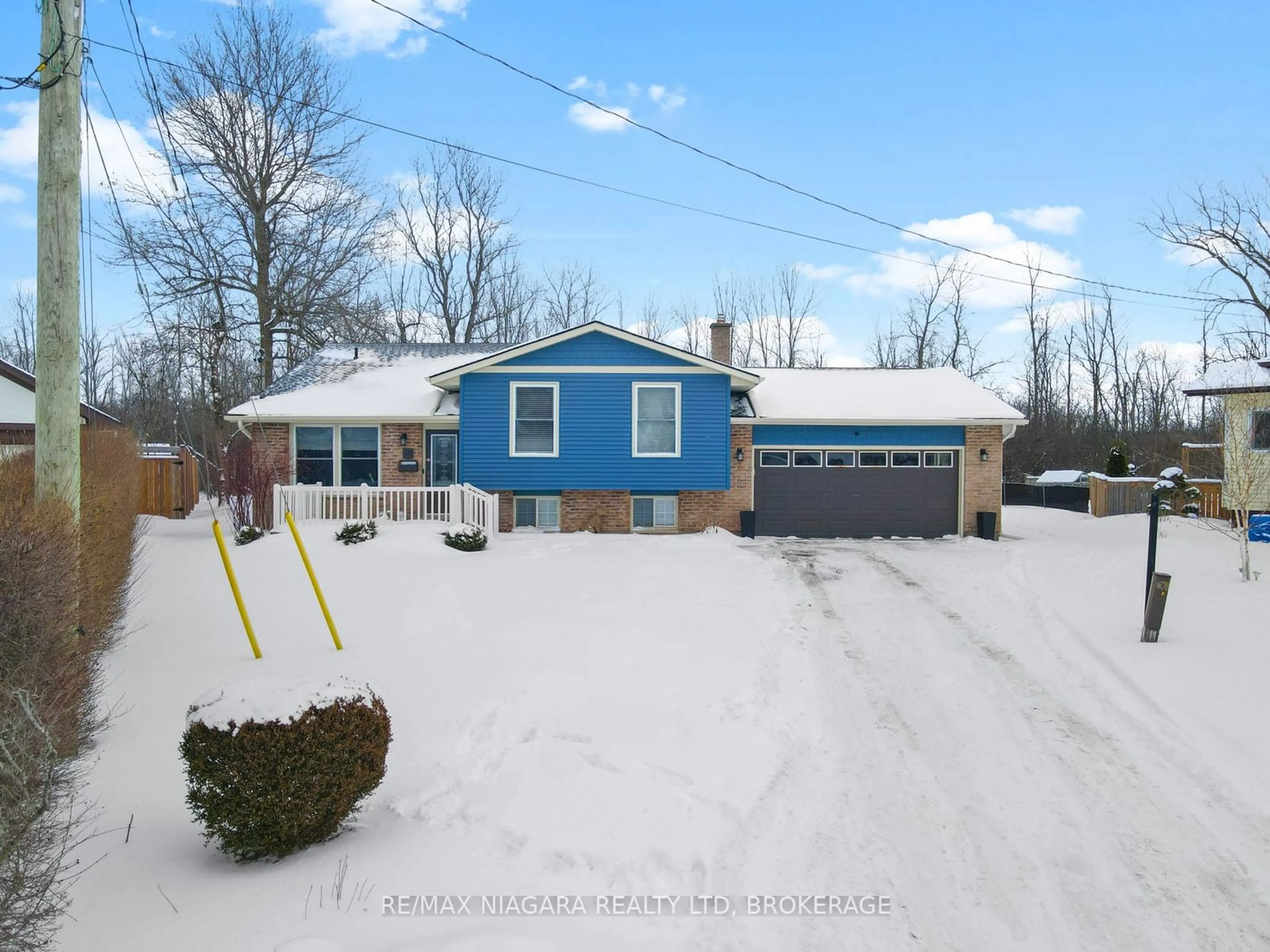 A pic from outside/outdoor area/front of a property/back of a property/a pic from drone, street for 10 Englewood Crt, Fort Erie Ontario L2A 5X5