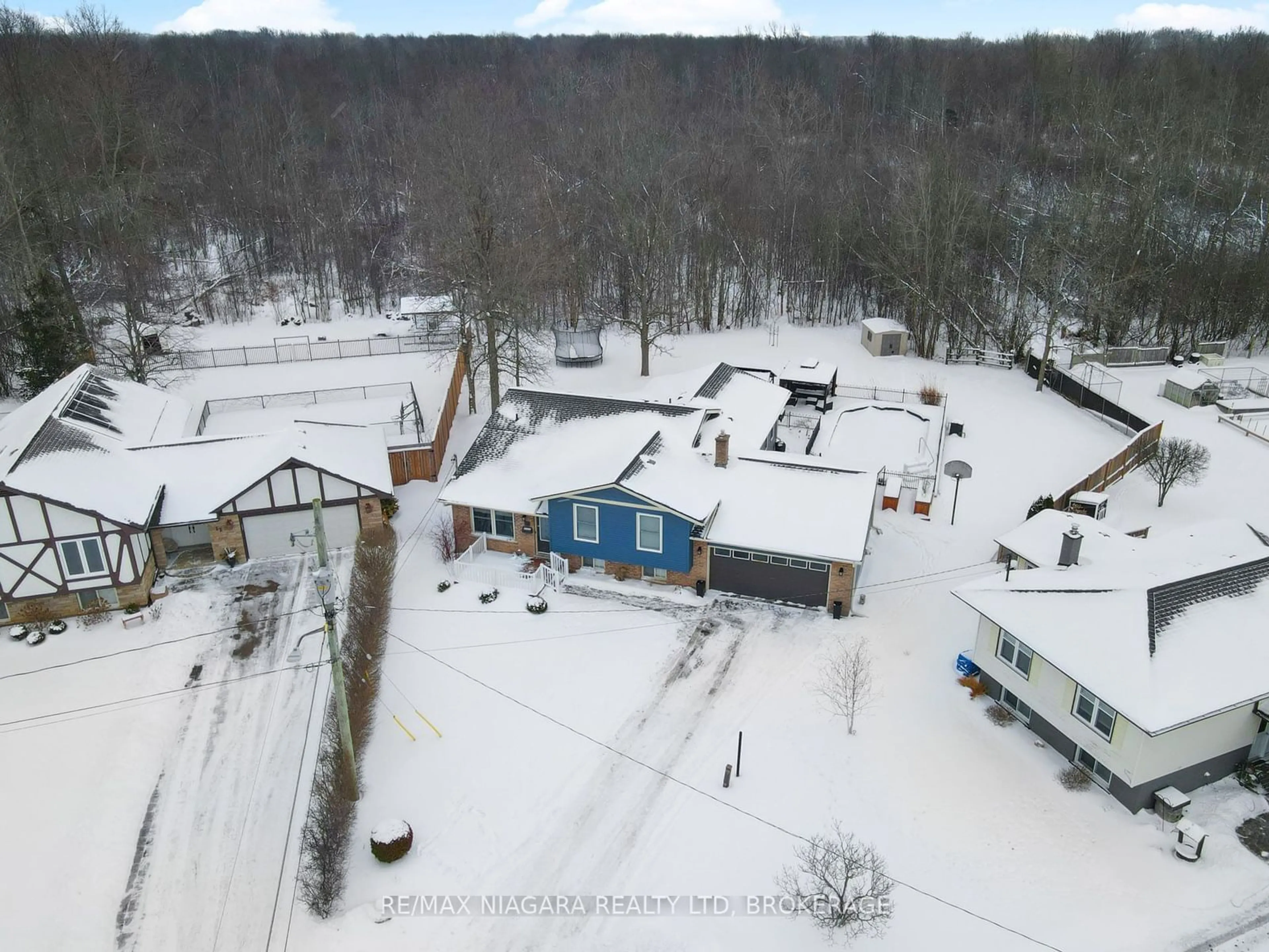 A pic from outside/outdoor area/front of a property/back of a property/a pic from drone, unknown for 10 Englewood Crt, Fort Erie Ontario L2A 5X5