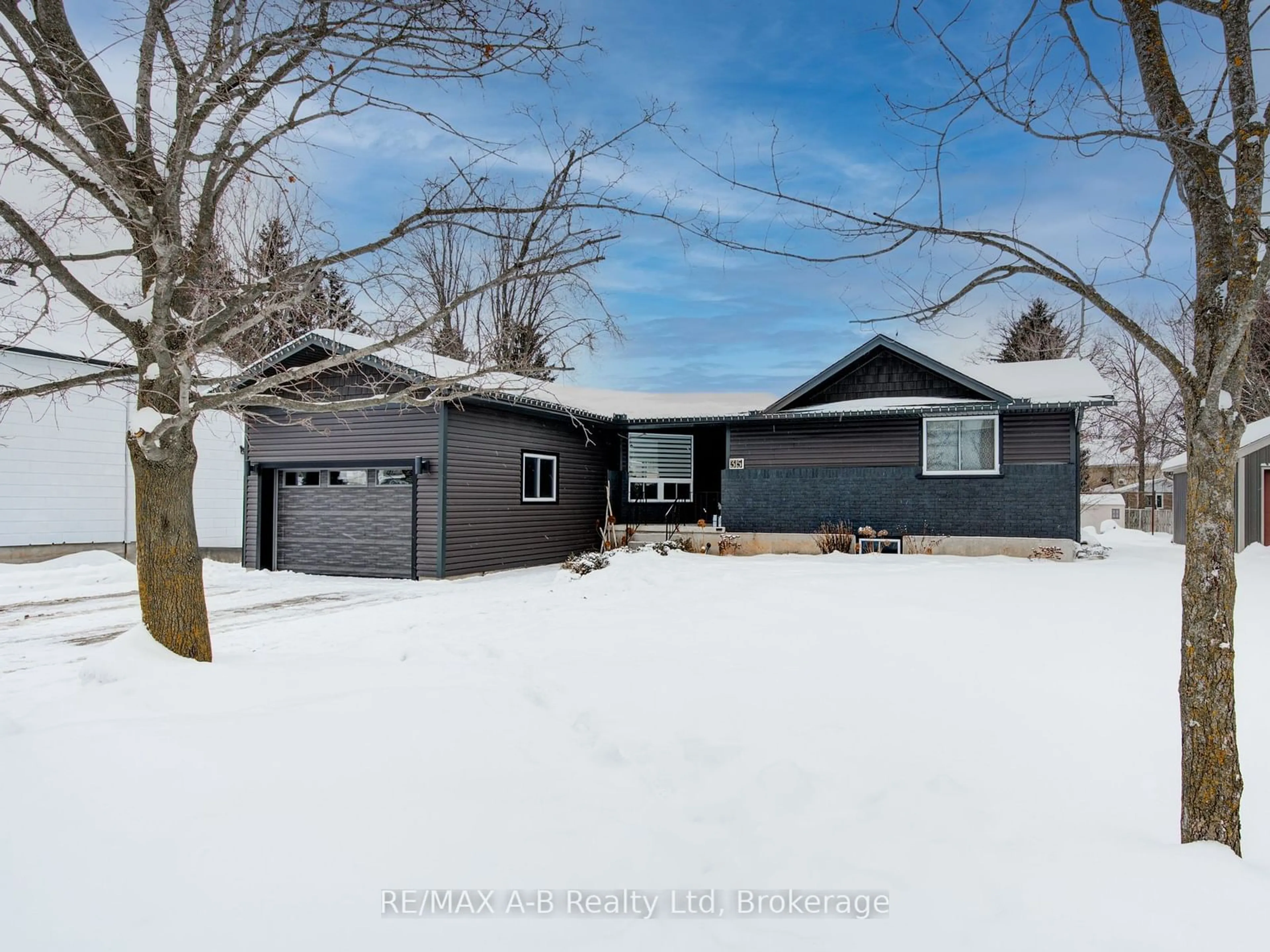 A pic from outside/outdoor area/front of a property/back of a property/a pic from drone, street for 35 Wellington St, East Zorra-Tavistock Ontario N0B 2R0