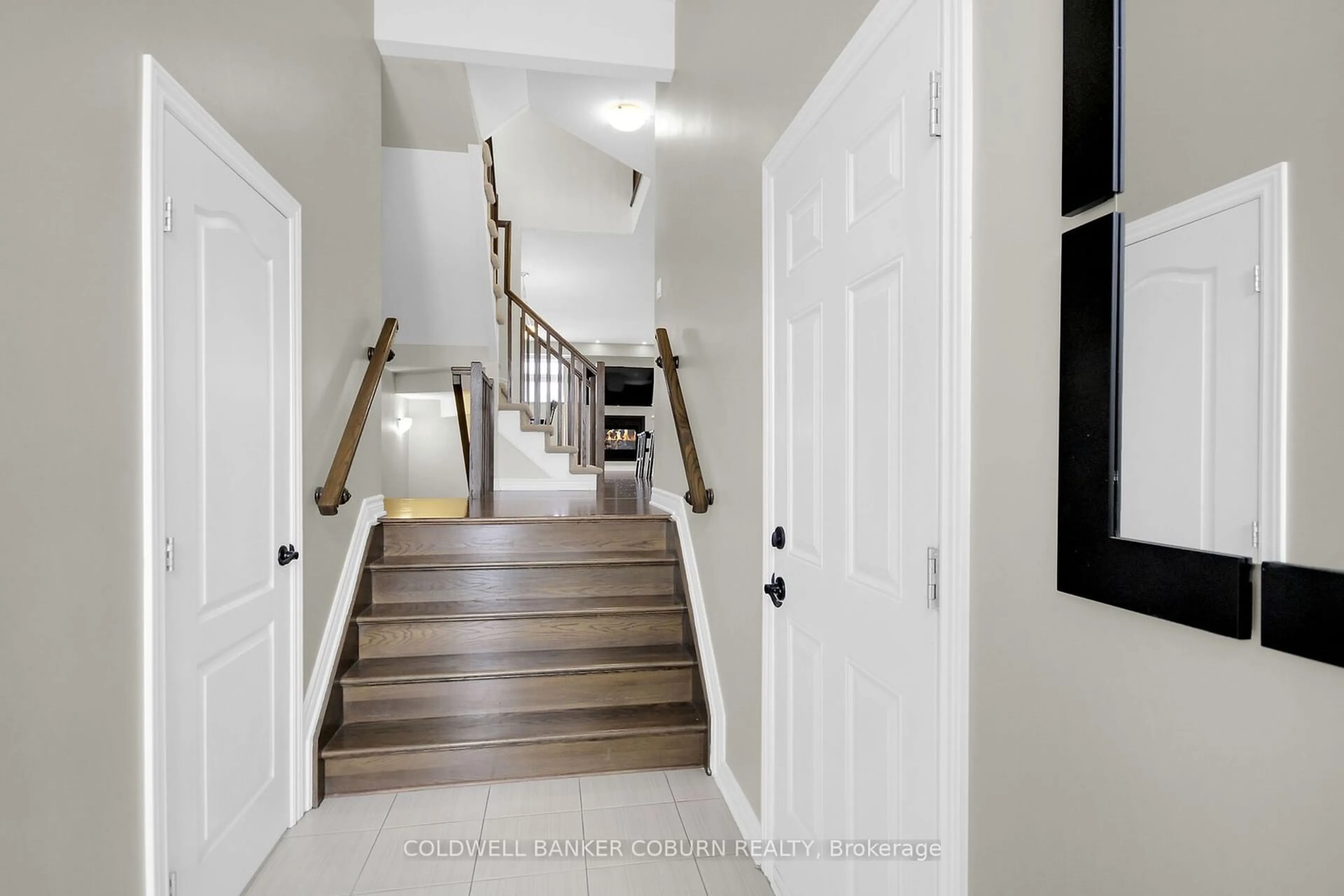 Indoor entryway for 204 Broxburn Cres, Barrhaven Ontario K2J 0N7