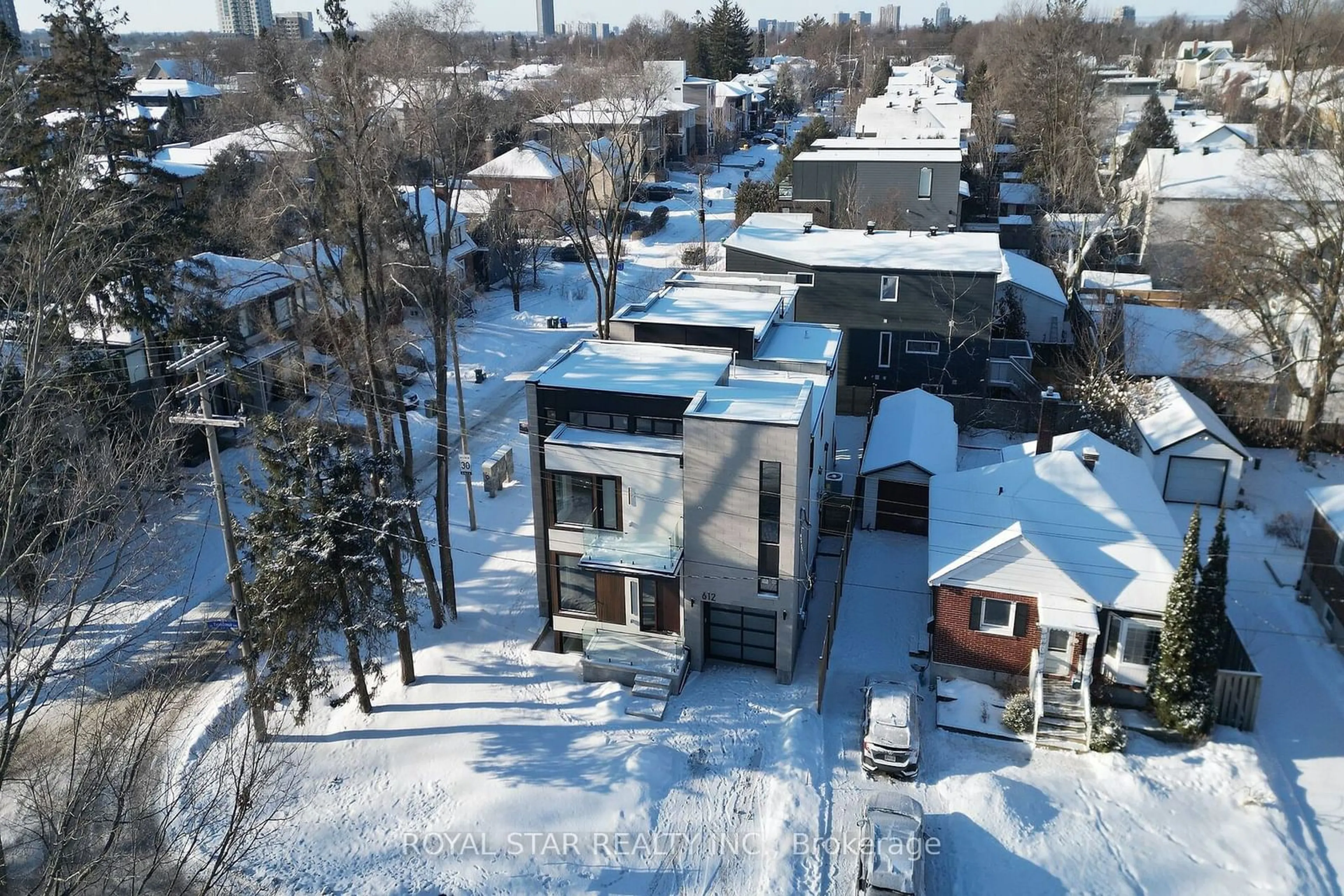 A pic from outside/outdoor area/front of a property/back of a property/a pic from drone, street for 612 Tweedsmuir Ave, Westboro - Hampton Park Ontario K1Z 5P3