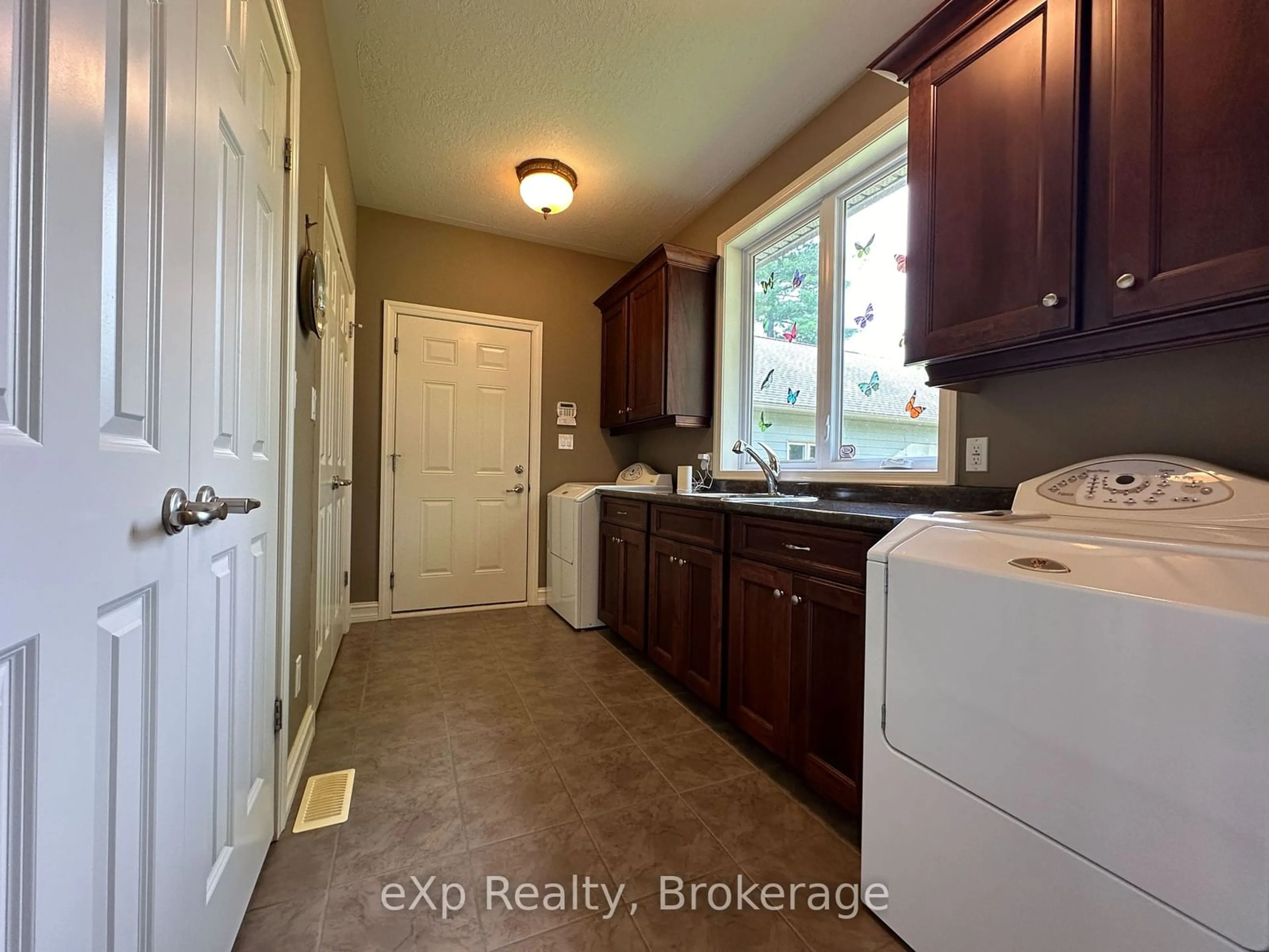 Laundry room for 410 Lake Rosalind Road 4, Brockton Ontario N4N 3B9