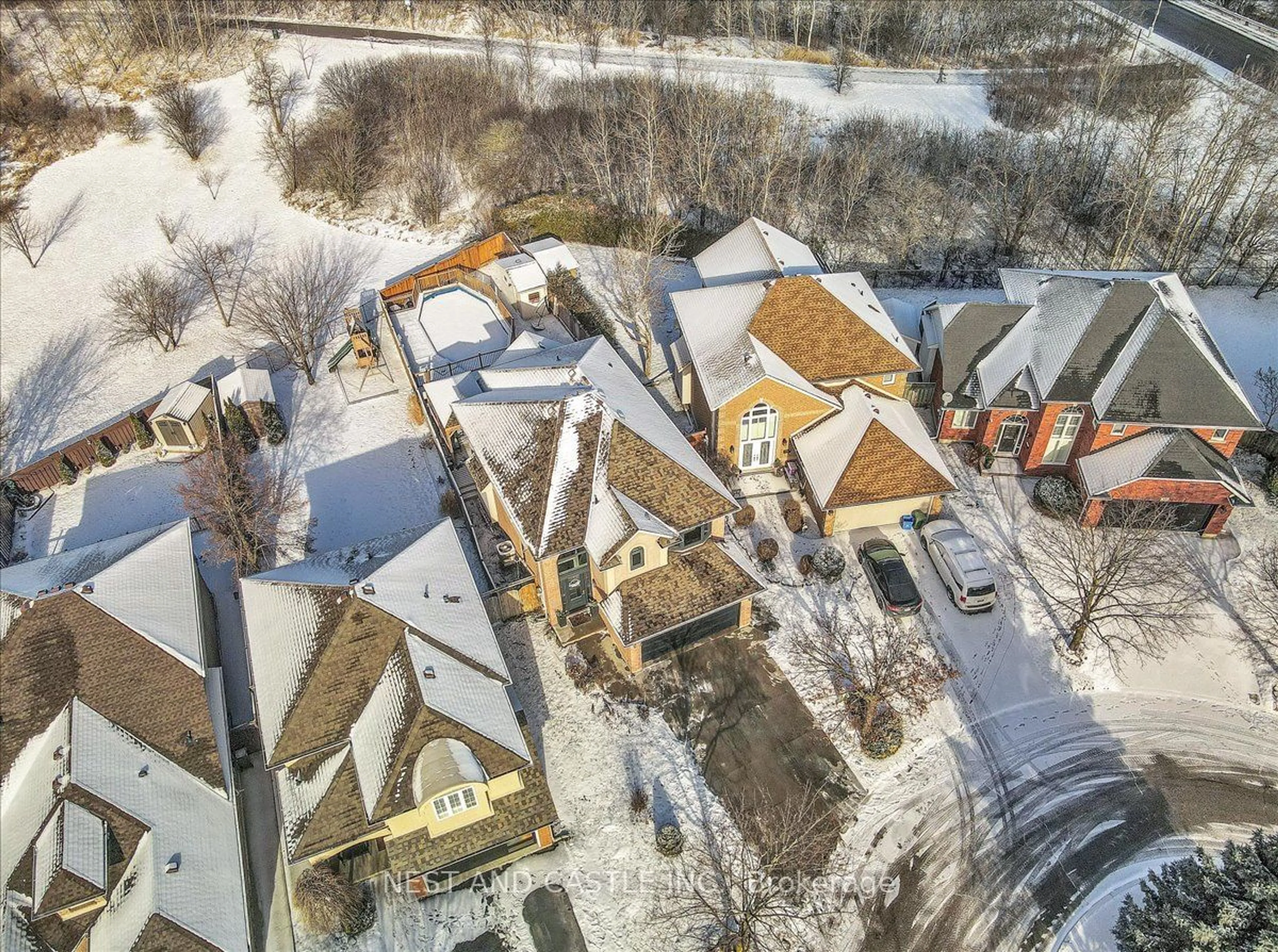 A pic from outside/outdoor area/front of a property/back of a property/a pic from drone, street for 13 Treeview Crt, Hamilton Ontario L8J 3R7