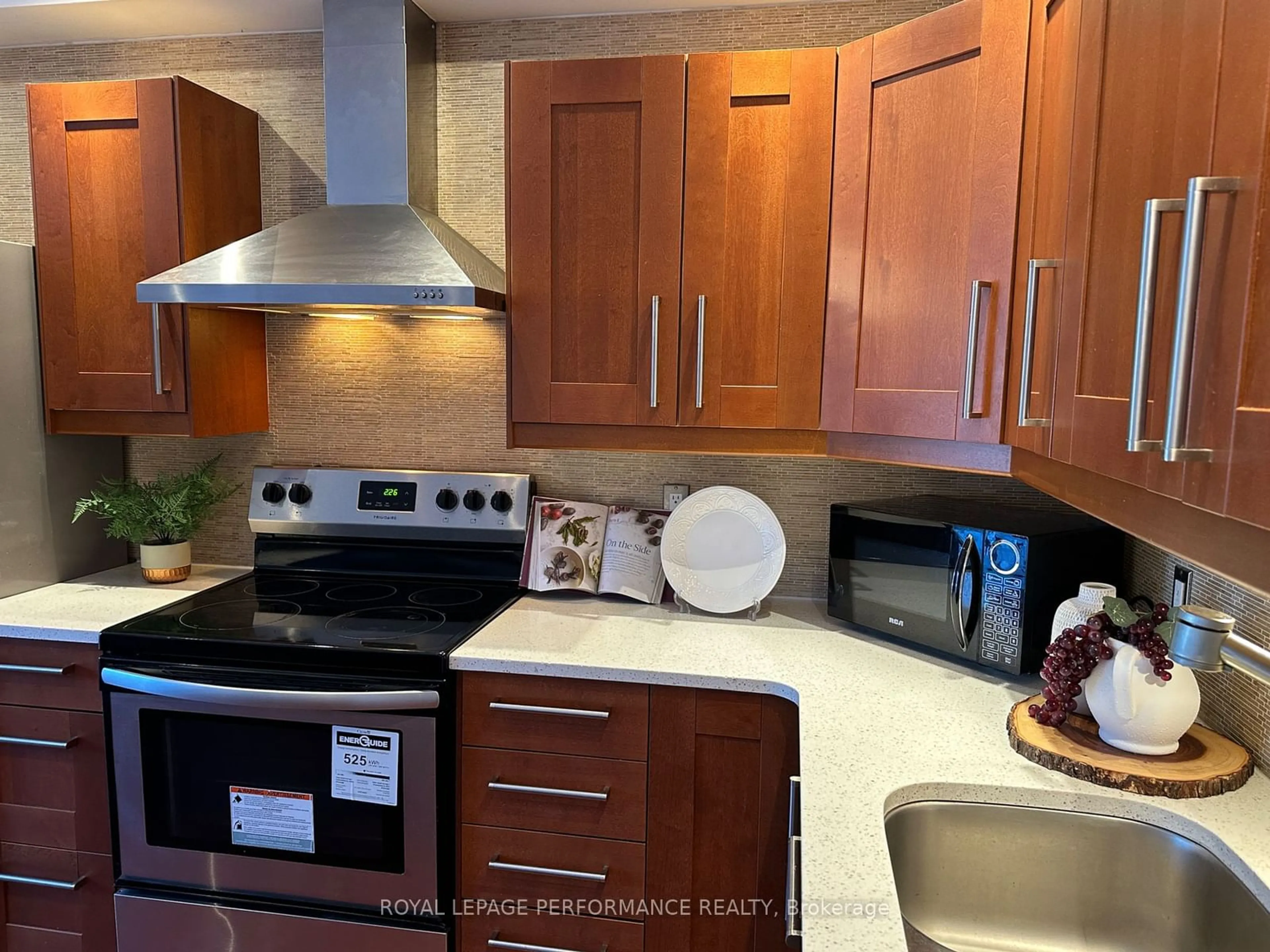 Standard kitchen, unknown for 25A Robinson Ave, Lower Town - Sandy Hill Ontario K1N 8N8