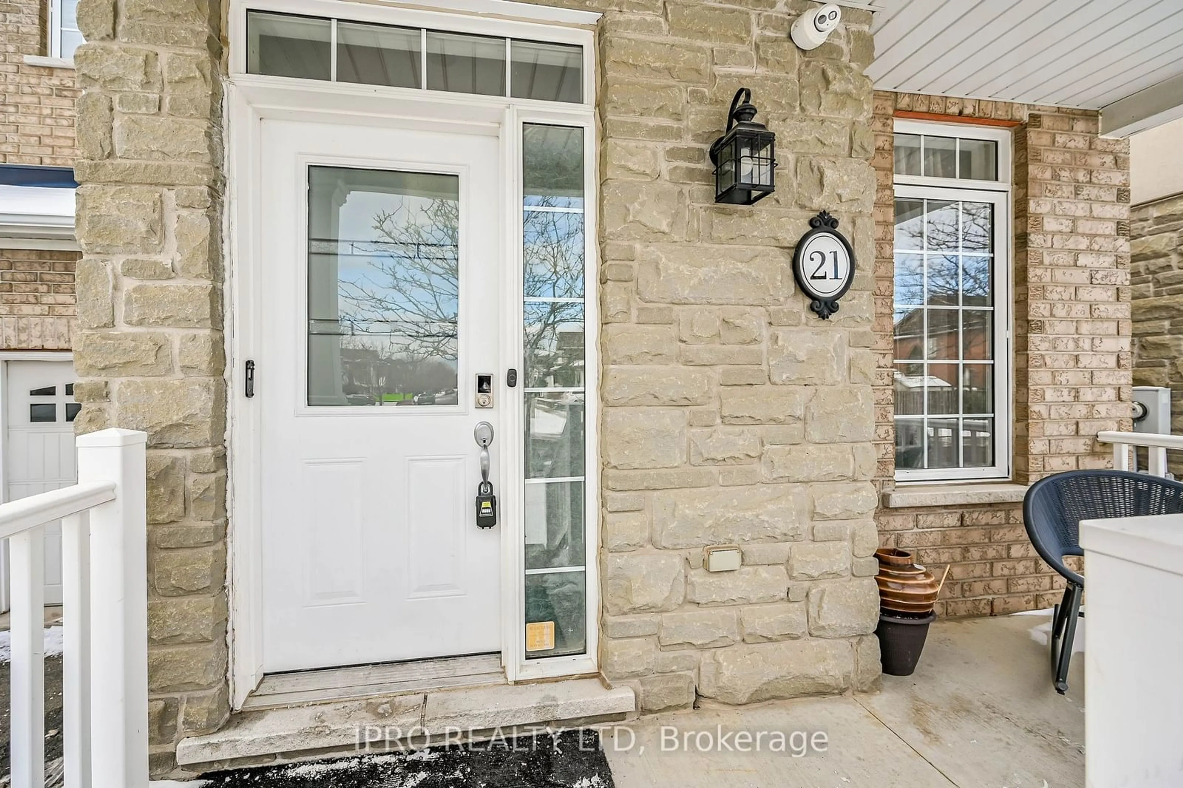 Indoor entryway for 21 Pebble Valley Ave, Hamilton Ontario L8E 6E9