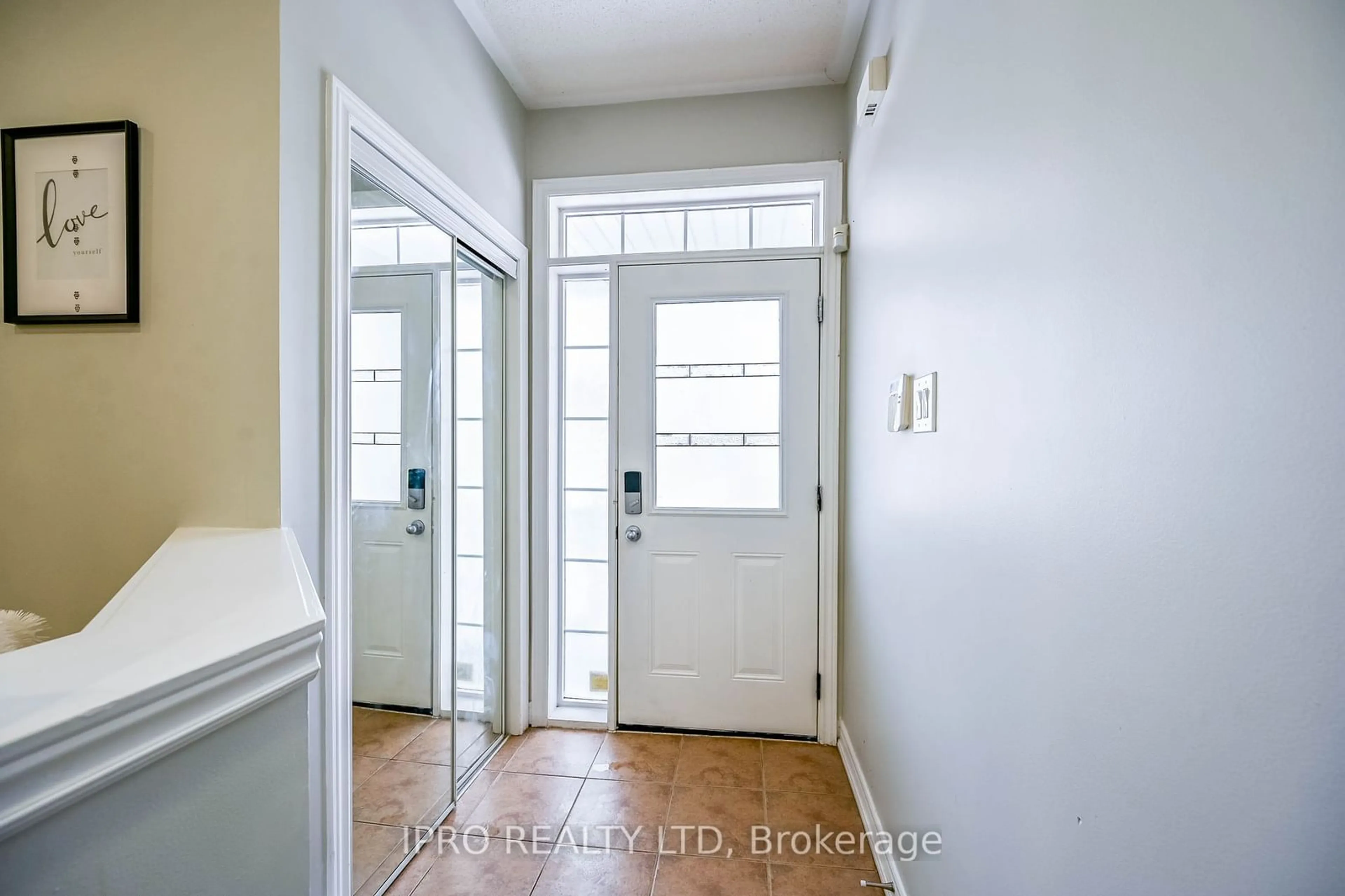 Indoor entryway for 21 Pebble Valley Ave, Hamilton Ontario L8E 6E9