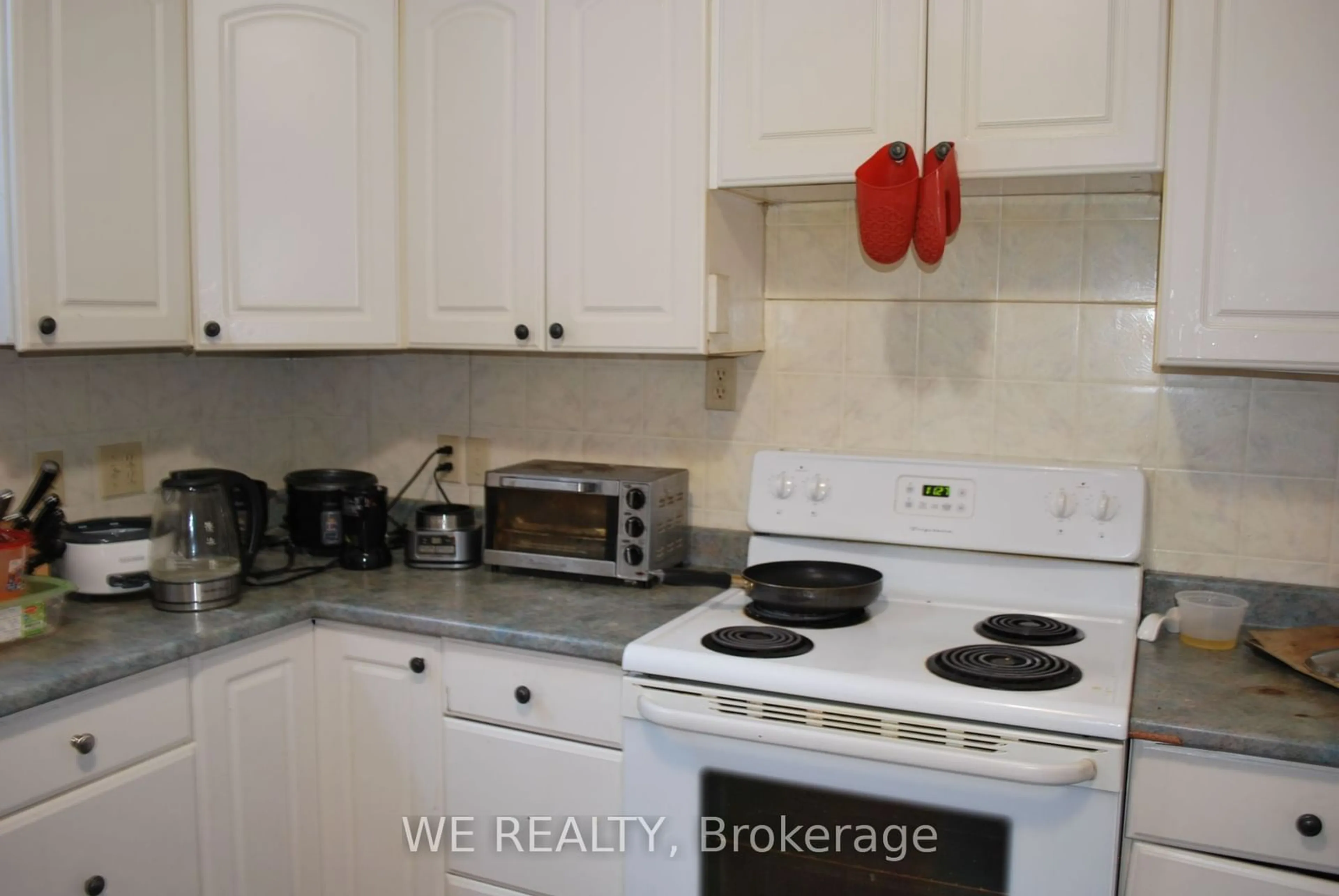 Standard kitchen, unknown for 80 Arnold St, Hamilton Ontario L8S 1R6