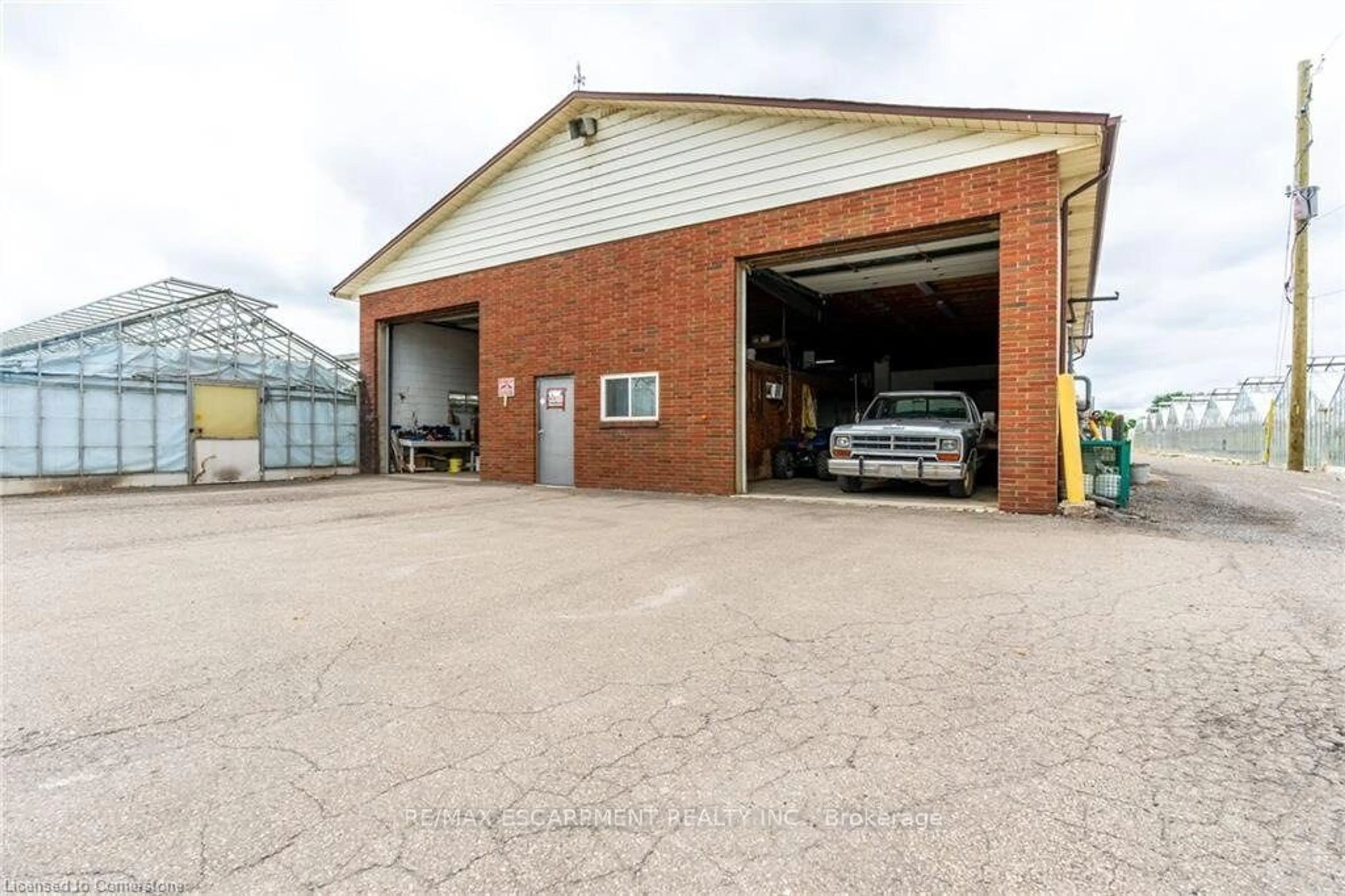Indoor garage for 220 READ Rd, St. Catharines Ontario L2R 7K6