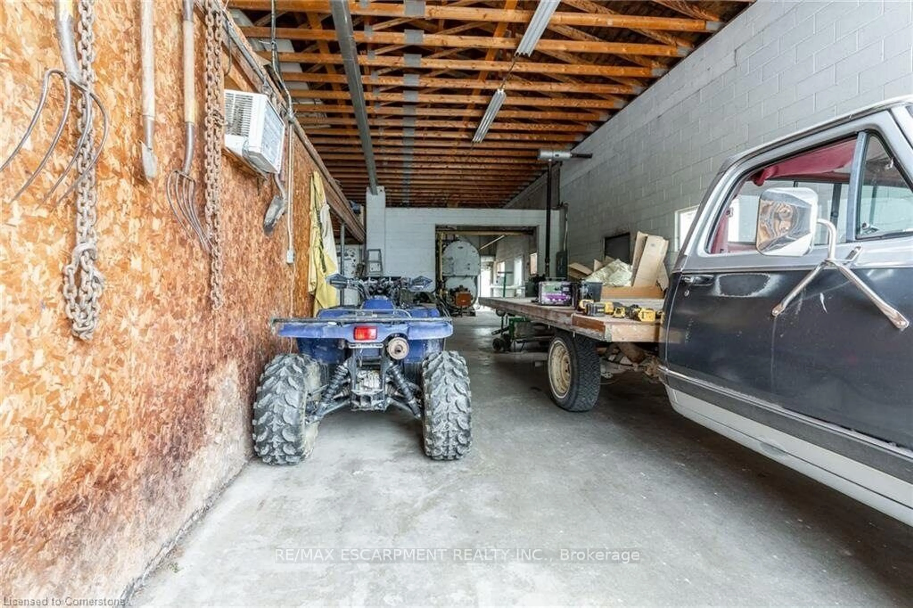 Indoor garage for 220 READ Rd, St. Catharines Ontario L2R 7K6