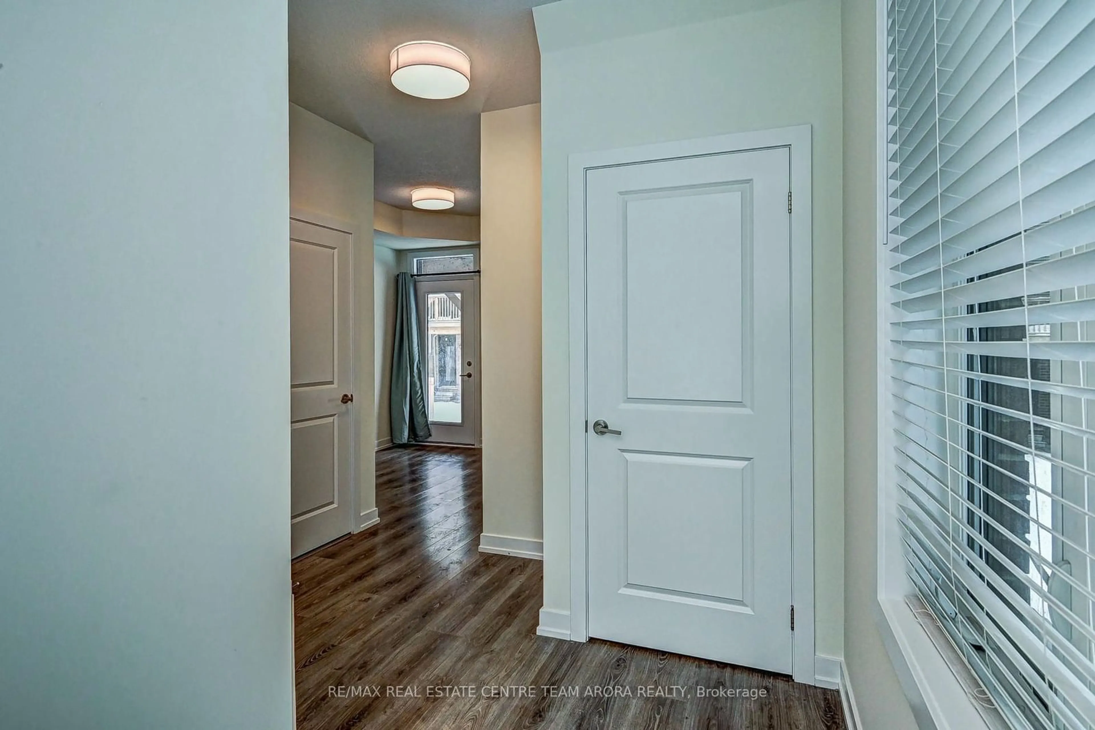 Indoor entryway for 10 Birmingham Dr #11, Cambridge Ontario N1R 0C6