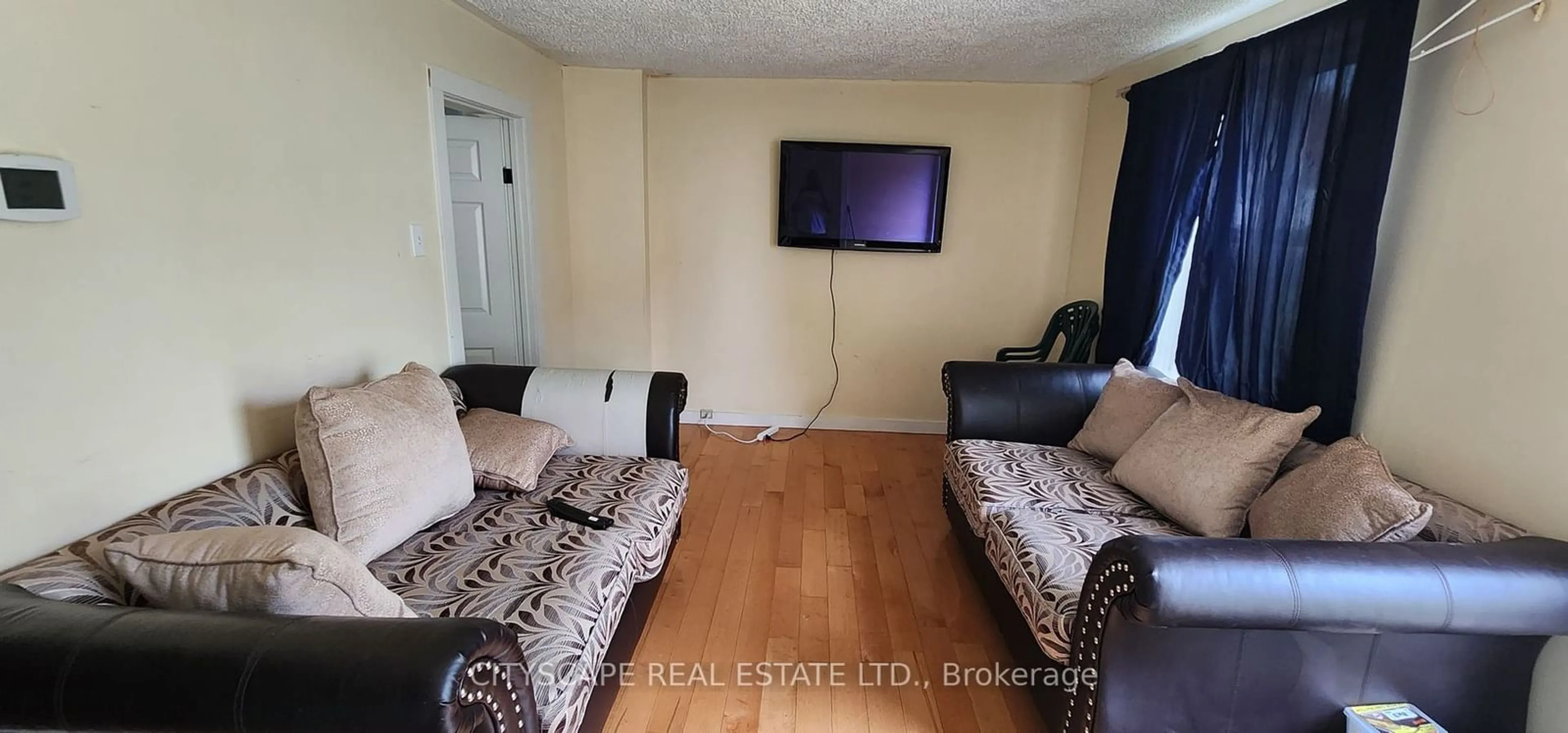 Living room with furniture, unknown for 29 Beverly St, Cambridge Ontario N1R 3Z4