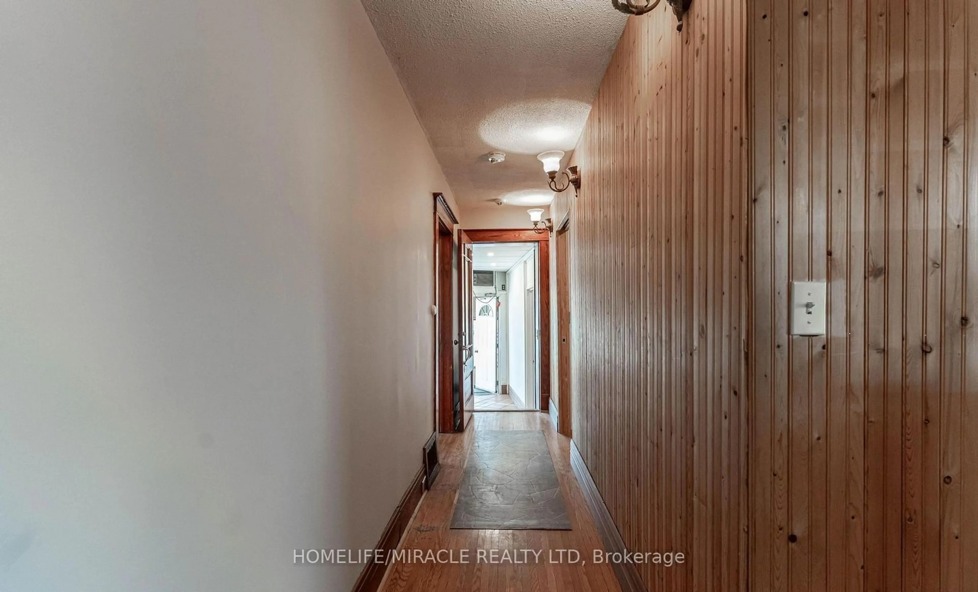 Indoor foyer for 49 Facer St, St. Catharines Ontario L2M 5H7