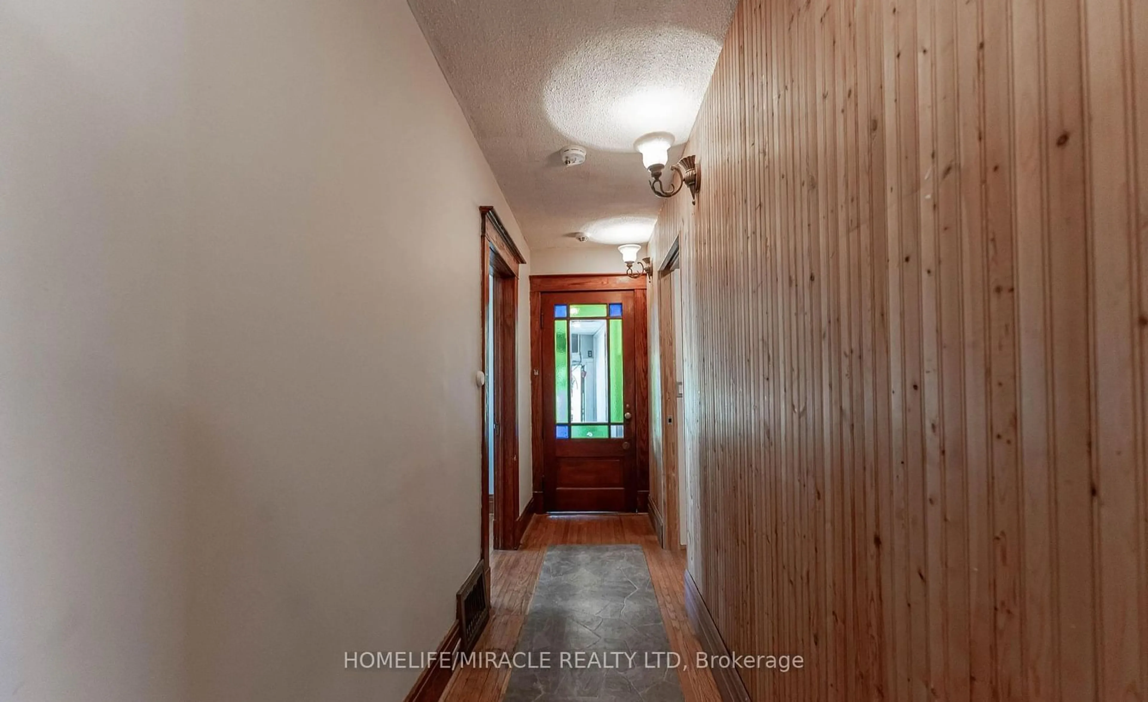 Indoor foyer for 49 Facer St, St. Catharines Ontario L2M 5H7