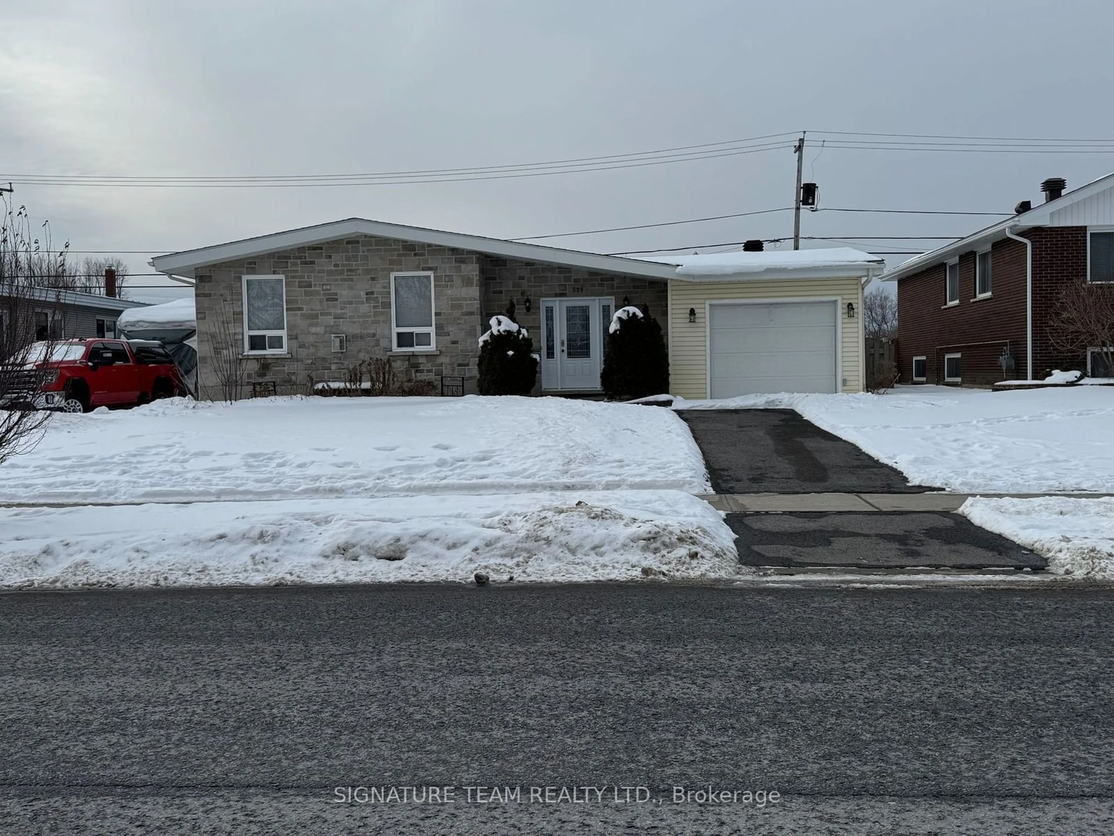 A pic from outside/outdoor area/front of a property/back of a property/a pic from drone, street for 509 Anderson Dr, Cornwall Ontario K6H 5N4