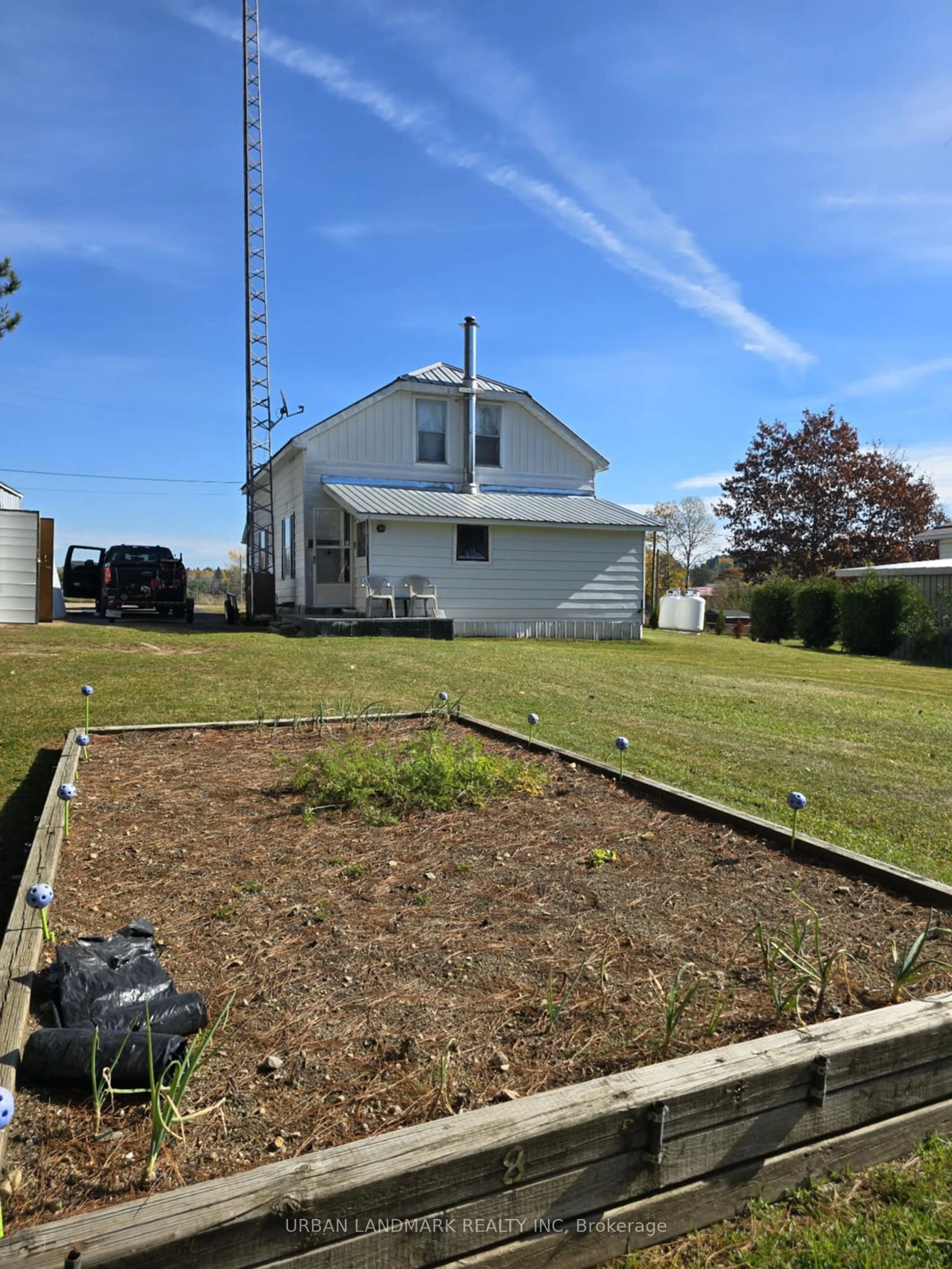 A pic from outside/outdoor area/front of a property/back of a property/a pic from drone, building for 21 Galeairy Cres, South Algonquin Ontario K0J 2M0