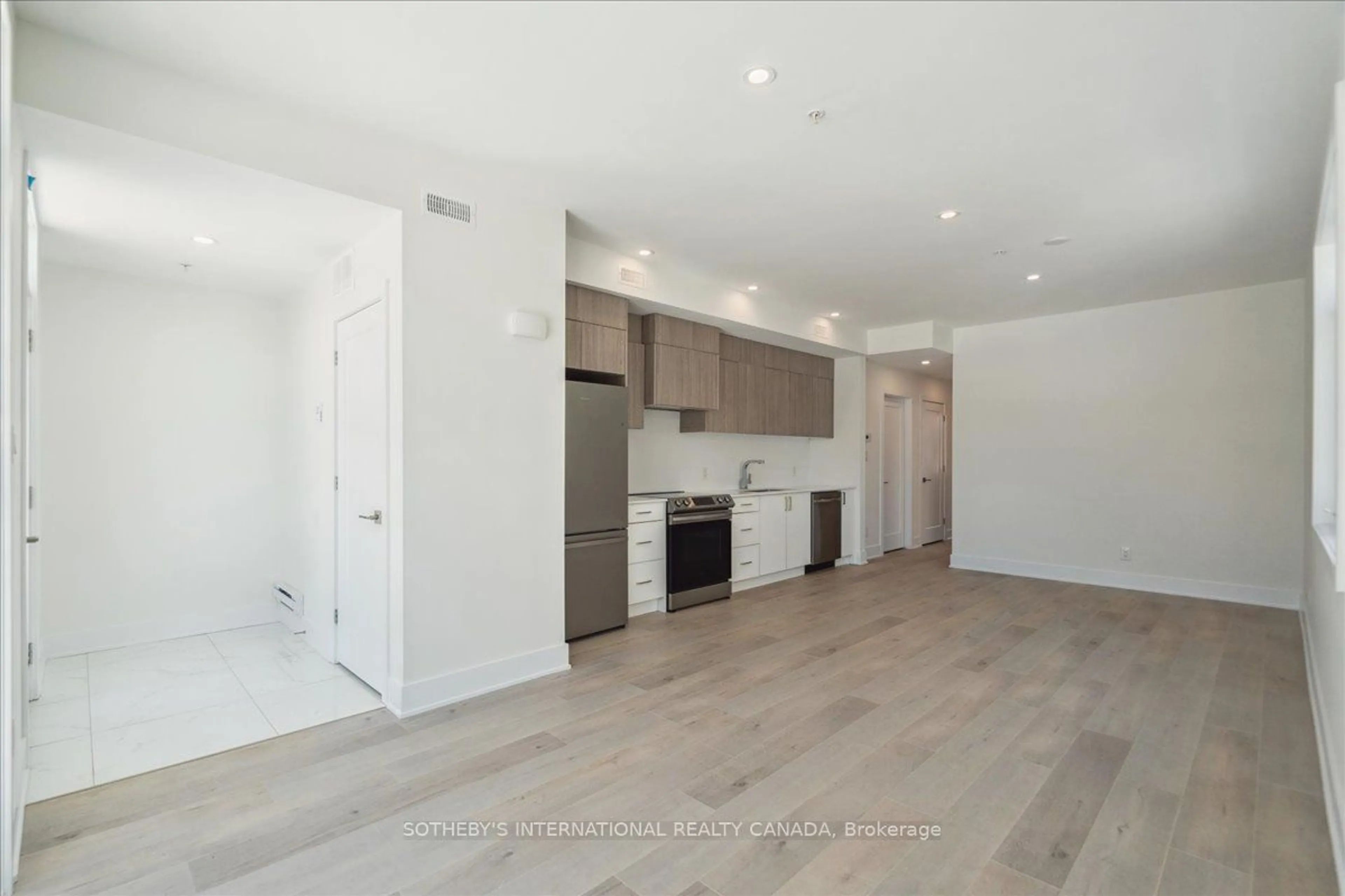 Open concept kitchen, wood/laminate floor for 683 MELBOURNE Ave, Carlingwood - Westboro and Area Ontario K2A 1X4