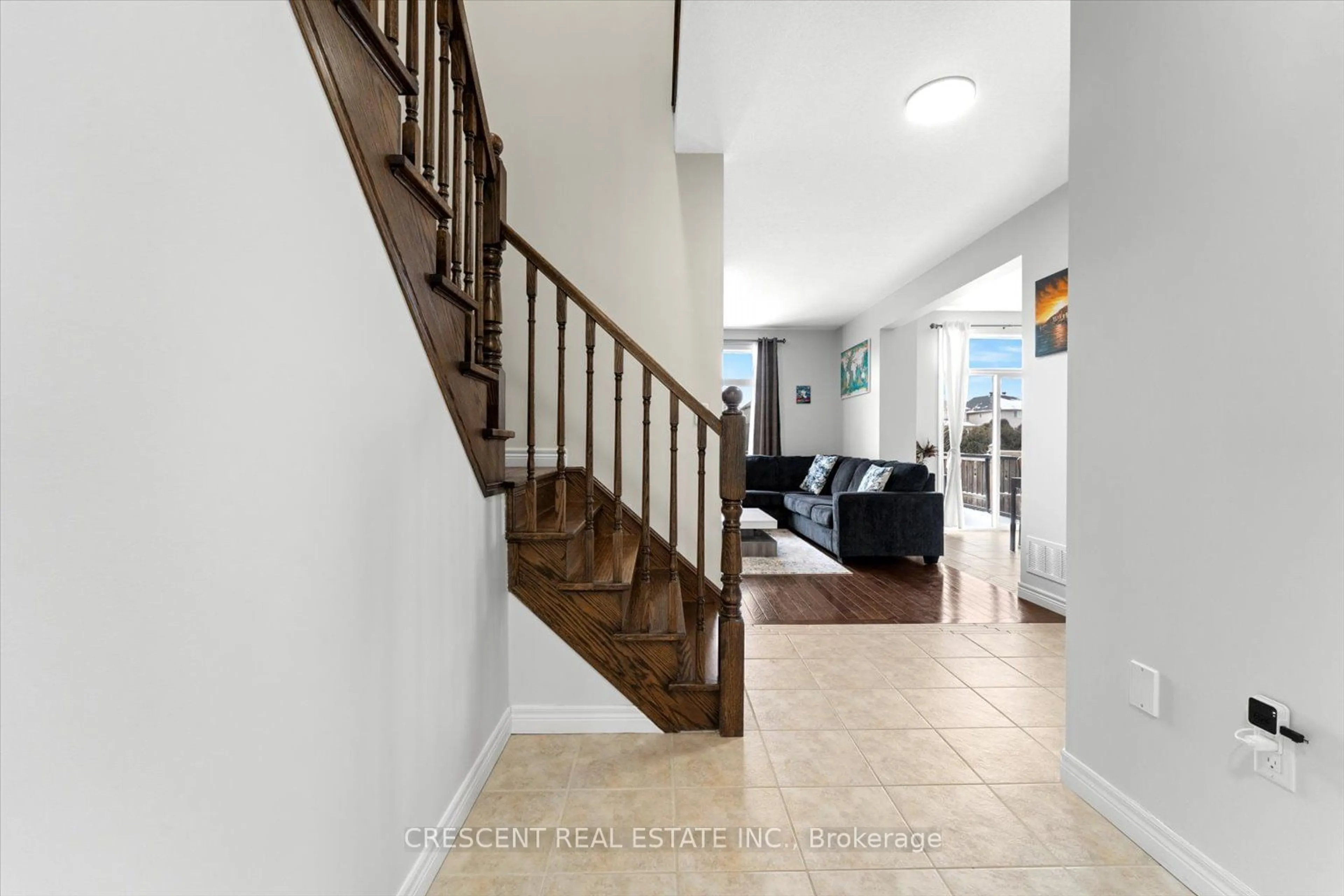 Indoor foyer for 28 Irwin Ave, Hamilton Ontario L9K 0E9